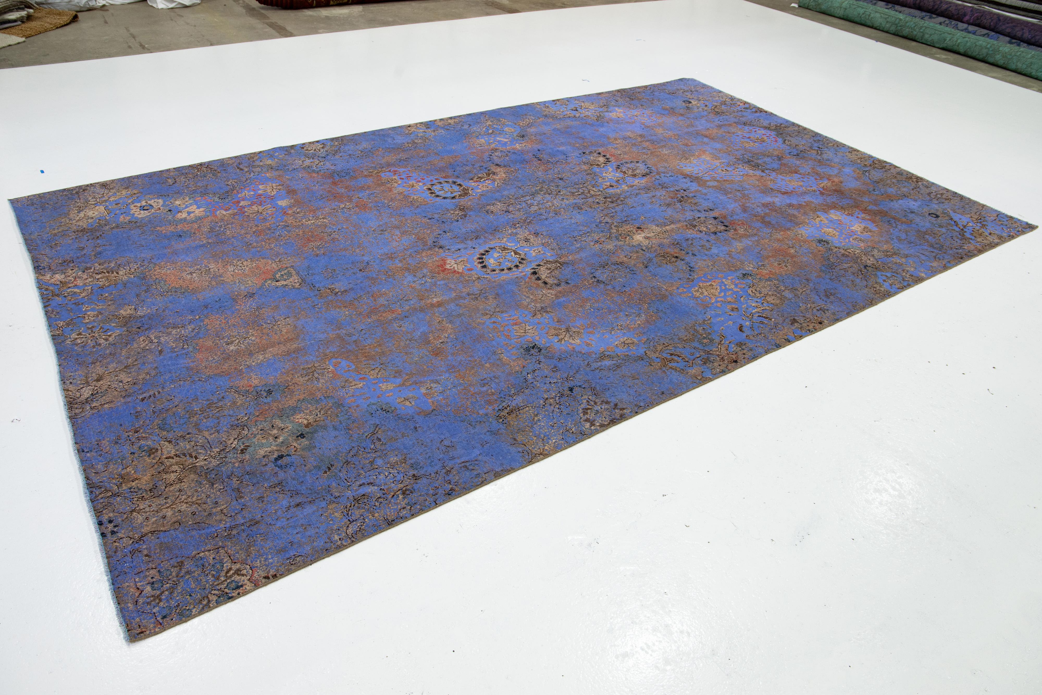 Noué à la main Ancien tapis persan bleu teinté avec motif floral sur toute sa surface en vente