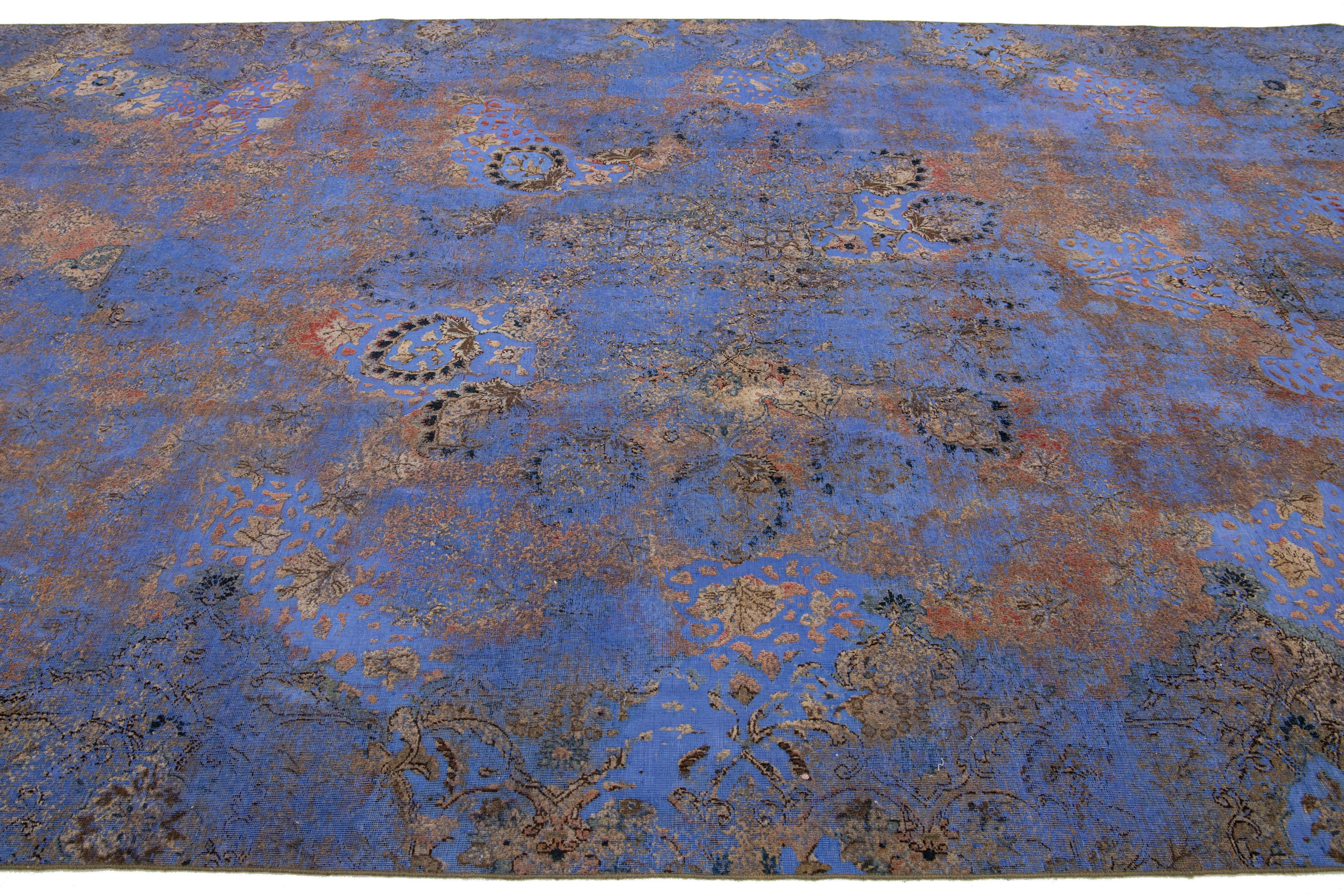 Ancien tapis persan bleu teinté avec motif floral sur toute sa surface Bon état - En vente à Norwalk, CT