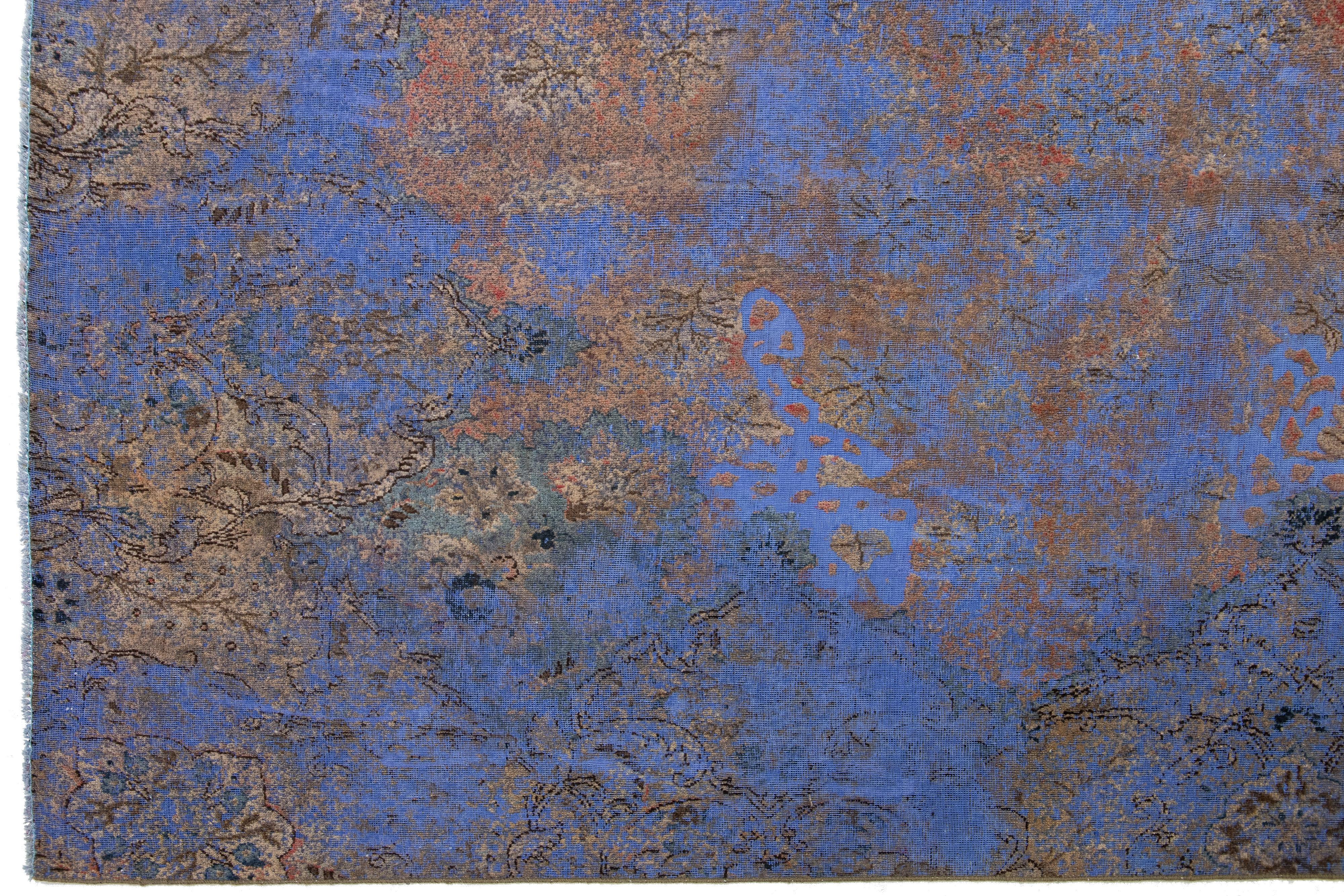 20ième siècle Ancien tapis persan bleu teinté avec motif floral sur toute sa surface en vente