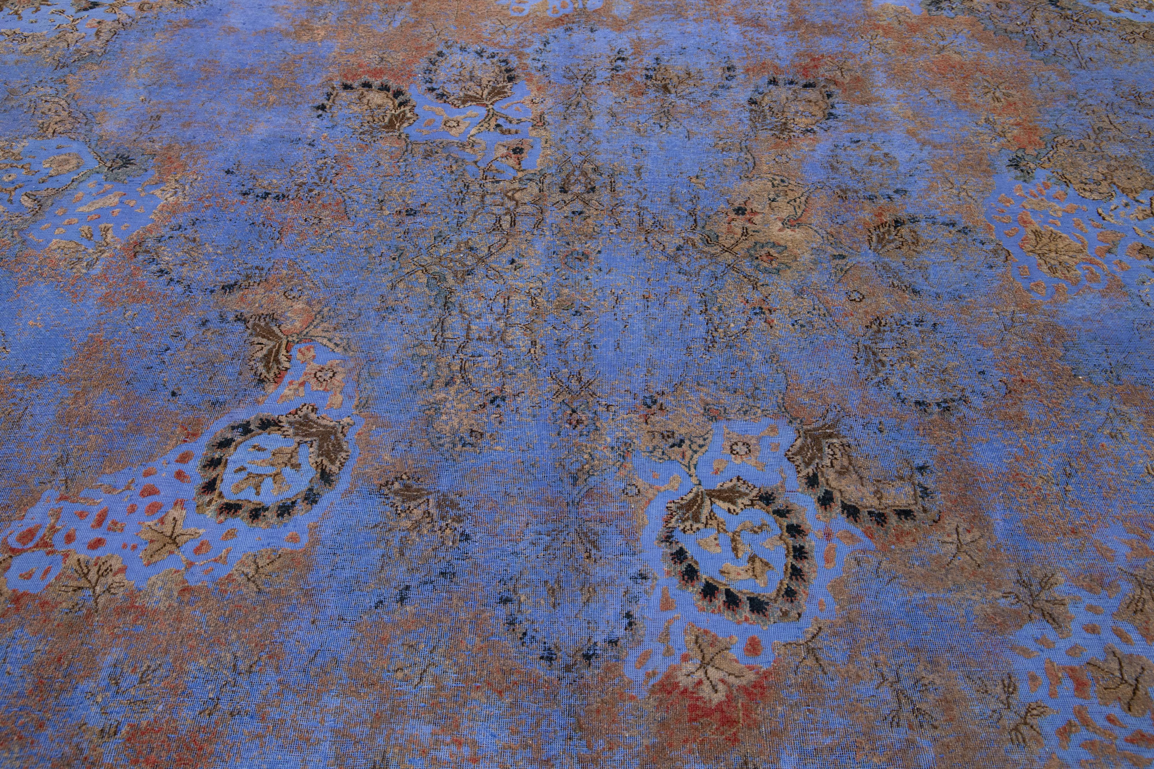 Laine Ancien tapis persan bleu teinté avec motif floral sur toute sa surface en vente