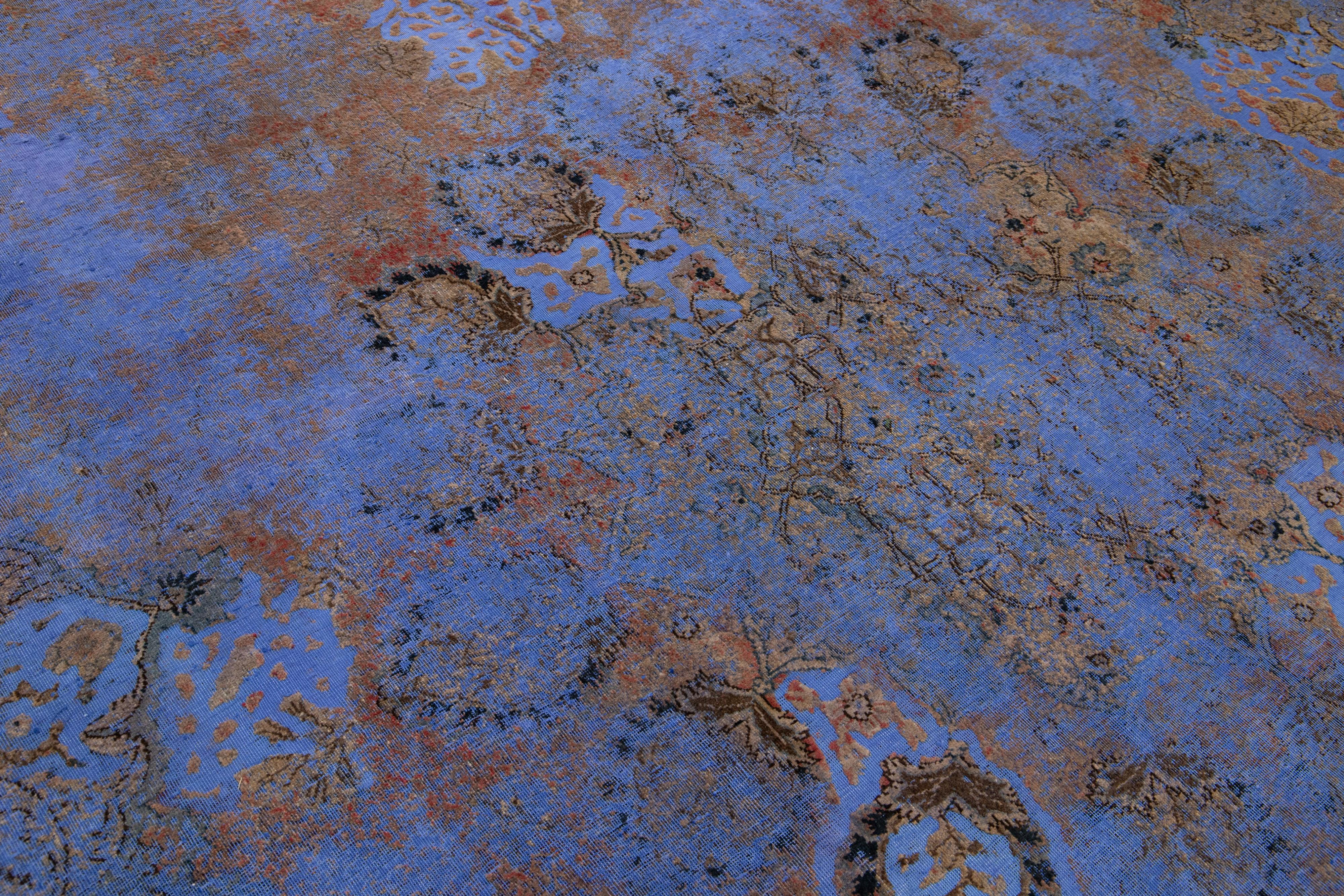 Ancien tapis persan bleu teinté avec motif floral sur toute sa surface en vente 1