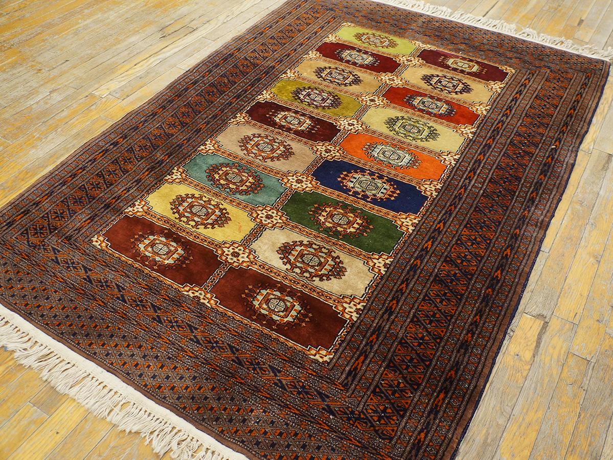 Pakistani 1980s Bukhara Carpet ( 4' x 5'8'' - 122 x 173 ) For Sale