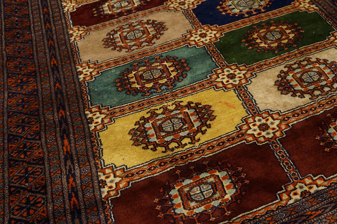 1980s Bukhara Carpet ( 4' x 5'8'' - 122 x 173 ) In Good Condition For Sale In New York, NY