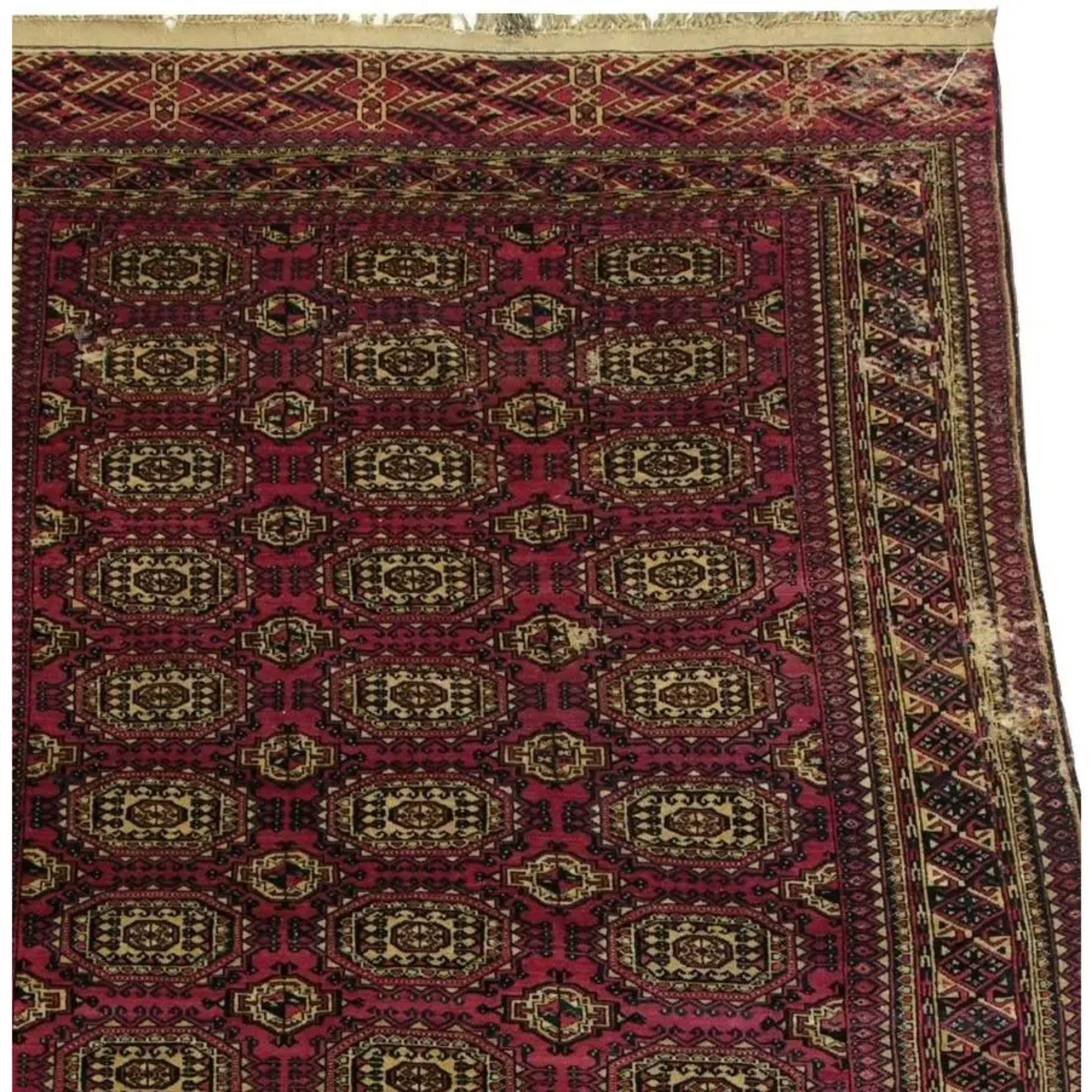 Il s'agit d'un ancien tapis persan en laine Bokhara