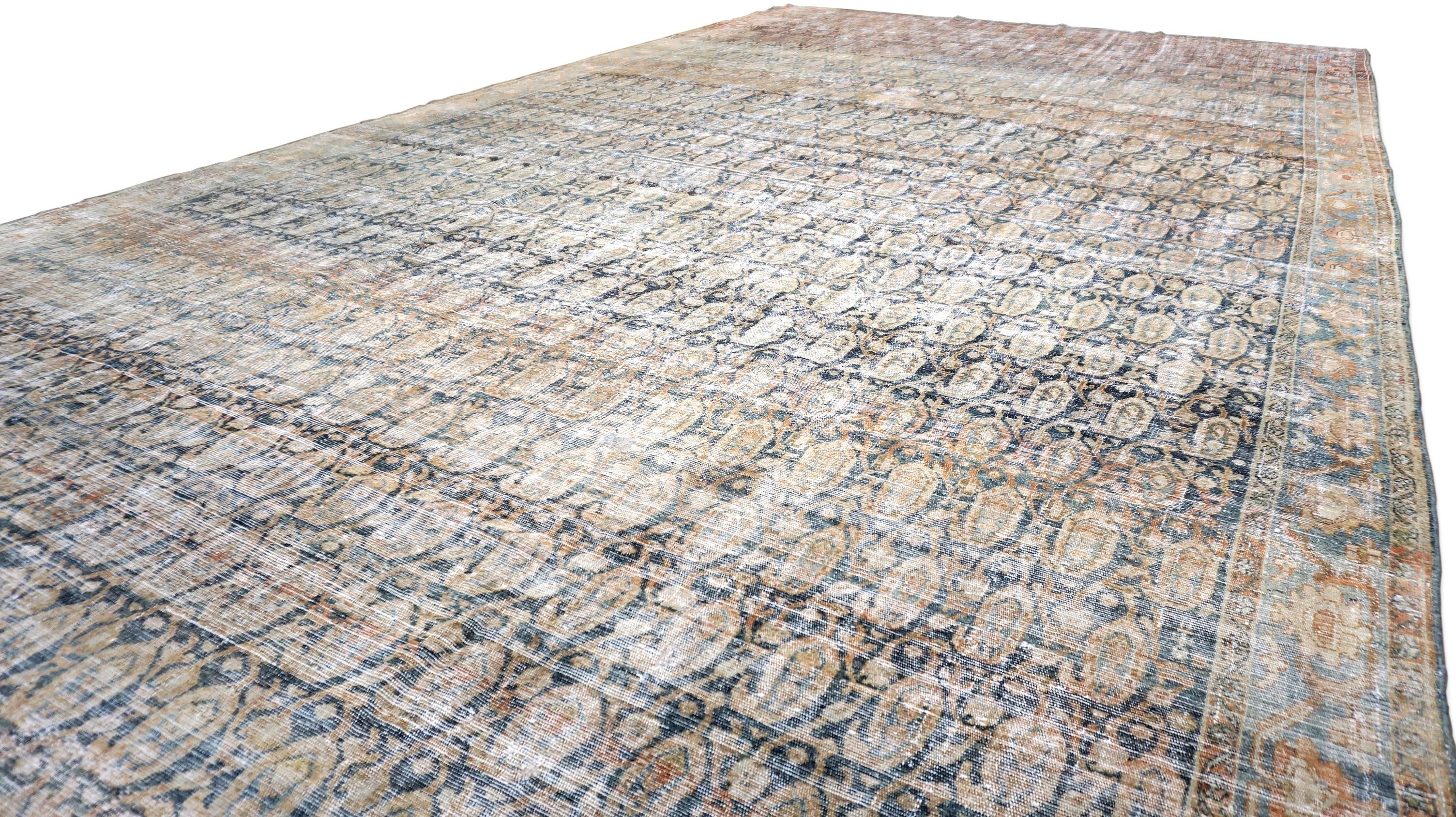Antiker persischer Boteh-Design-Teppich aus Wolle im Distressed-Design 11'8''x22'9'' (Persisch) im Angebot