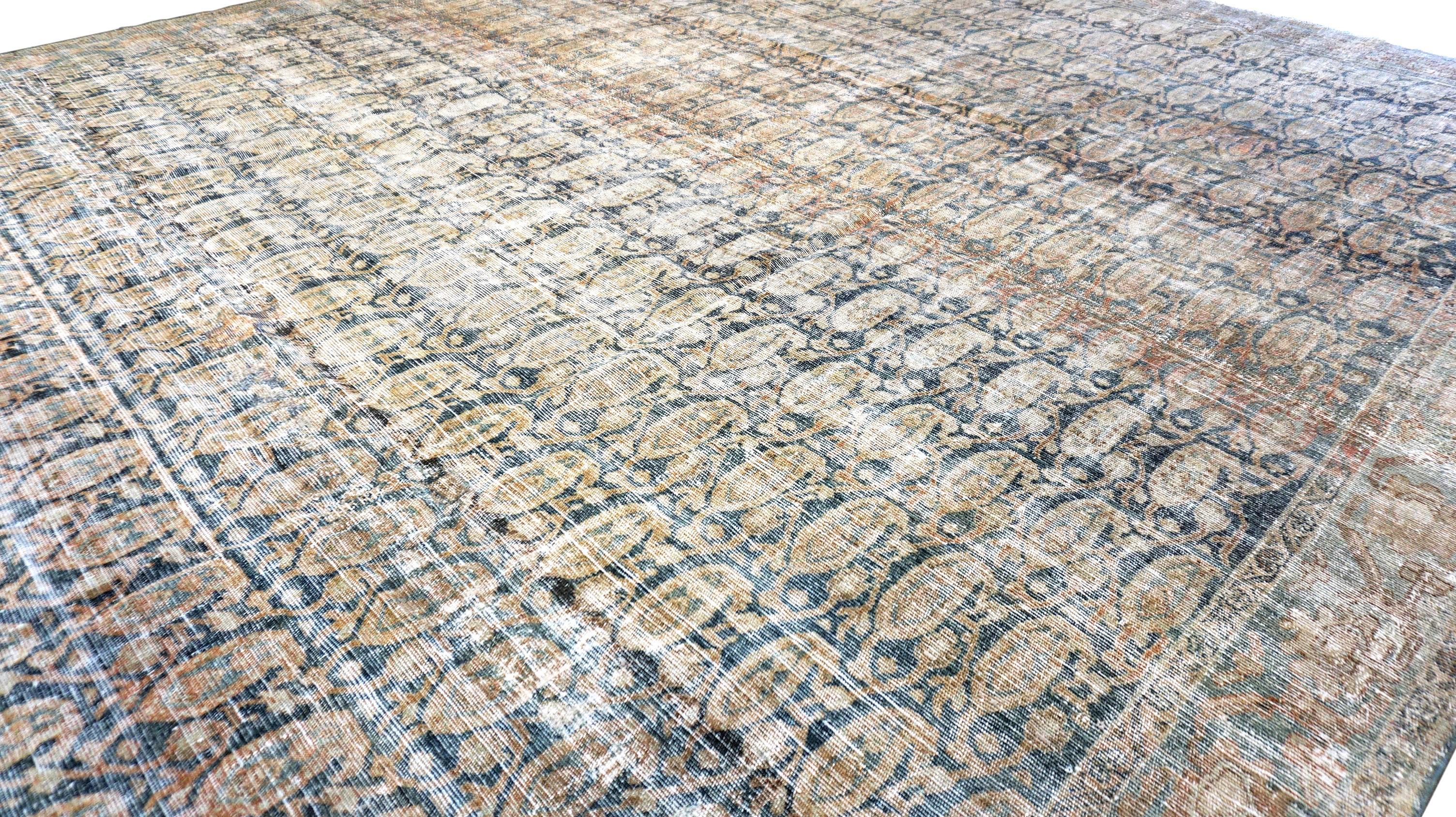 Antiker persischer Boteh-Design-Teppich aus Wolle im Distressed-Design 11'8''x22'9'' (20. Jahrhundert) im Angebot