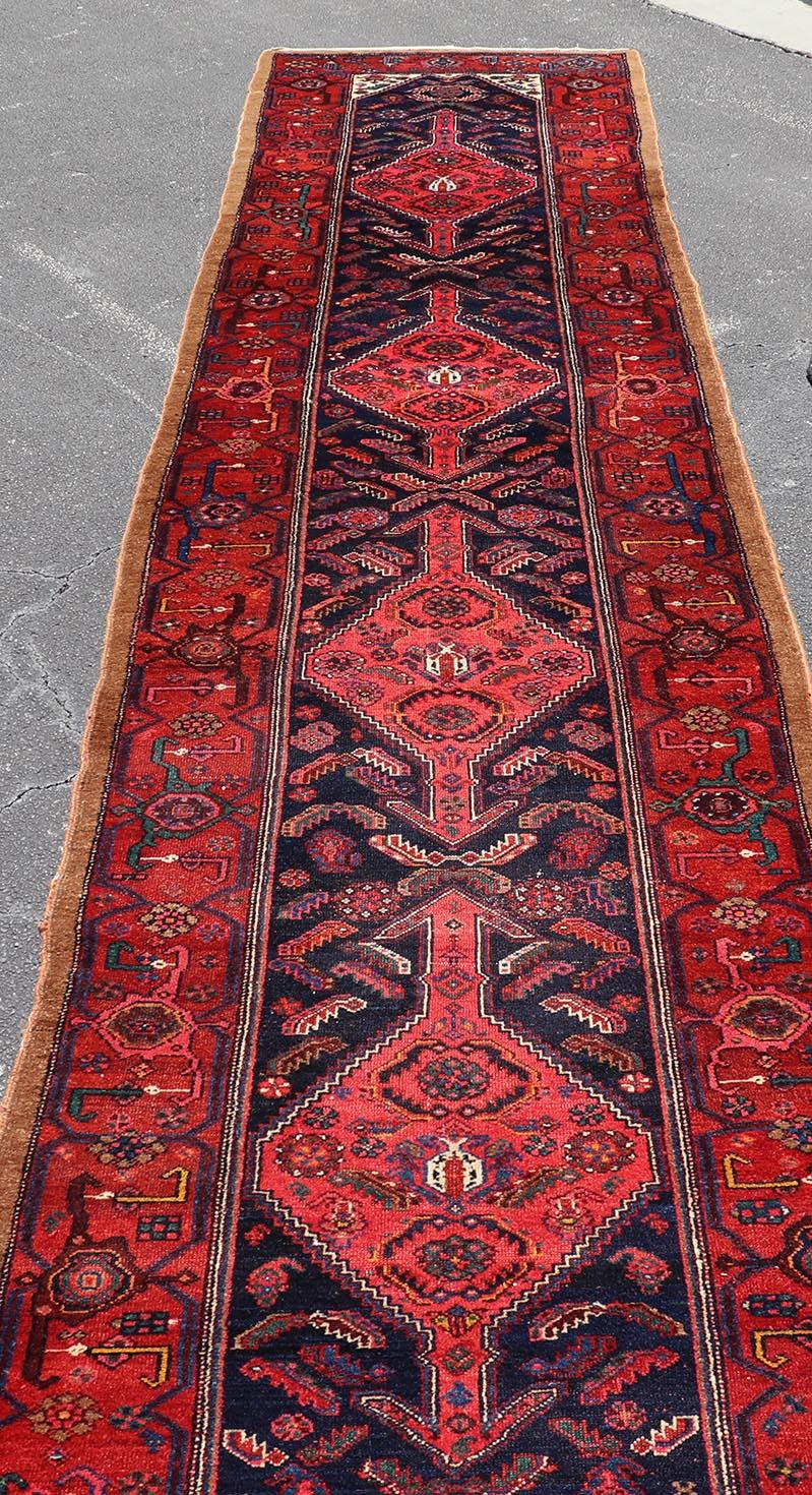 Antiker persischer Kamelhaar-Hamadan-Läufer mit tiefroten Medaillons 3'6 x 16'7 im Angebot 2