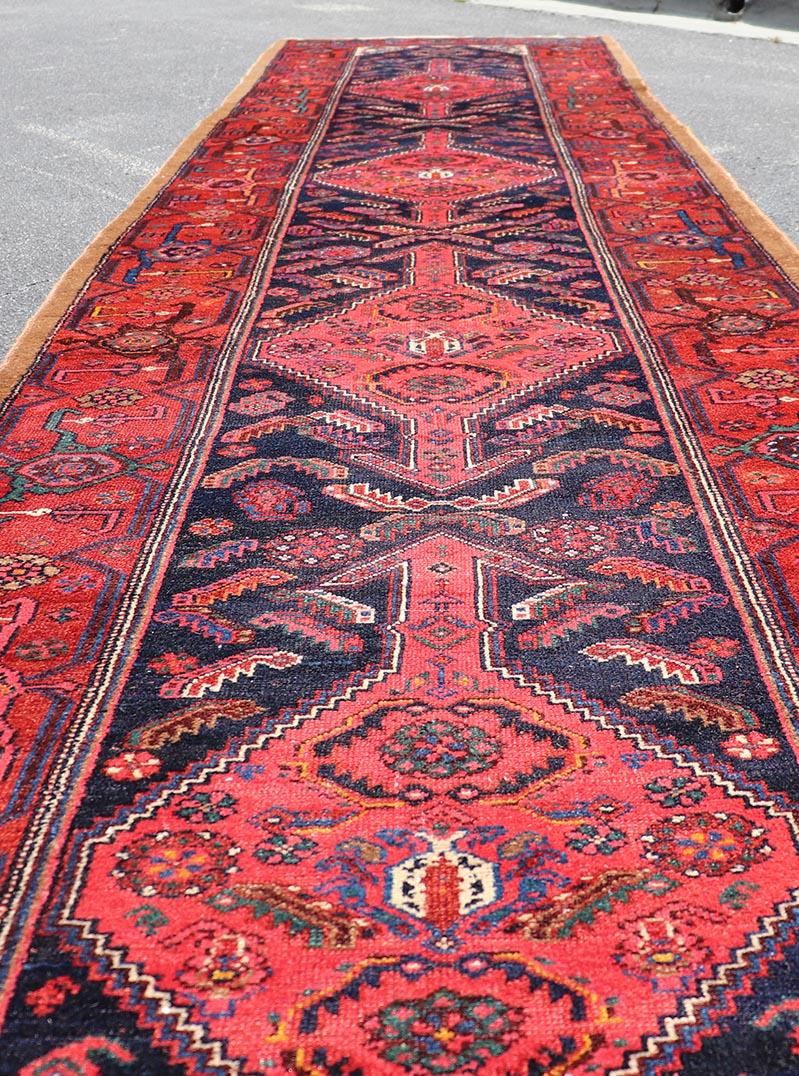 Antiker persischer Kamelhaar-Hamadan-Läufer mit tiefroten Medaillons 3'6 x 16'7 im Angebot 3