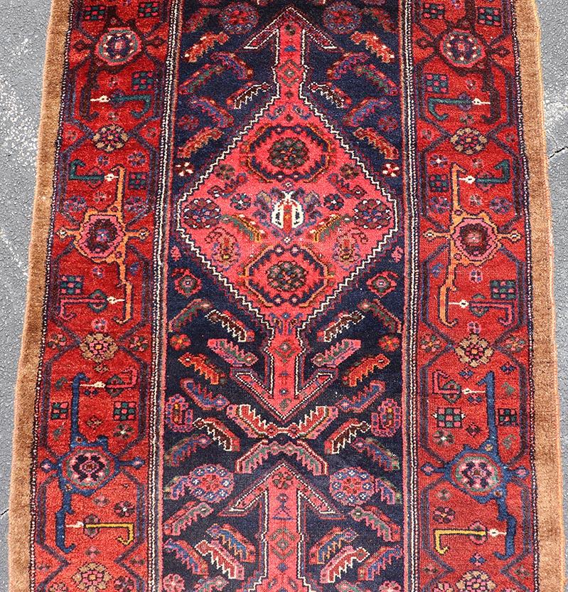 Maße: 3'6 x 16'7 

Antiker persischer Kamelhaar-Hamadan-Läufer mit tiefroten Medaillons 3'6 x 16'7. Keivan Woven Arts/ rug/B25-0602-231, Herkunftsland / Typ: Iran / Kamelhaar, um 1910.

Ein antiker persischer Hamadan-Kamelhaar-Läufer mit einem