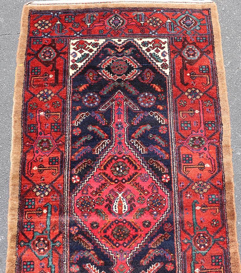 Antiker persischer Kamelhaar-Hamadan-Läufer mit tiefroten Medaillons 3'6 x 16'7 (Malayer) im Angebot
