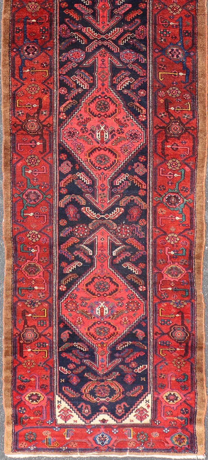 Antiker persischer Kamelhaar-Hamadan-Läufer mit tiefroten Medaillons 3'6 x 16'7 (Handgeknüpft) im Angebot