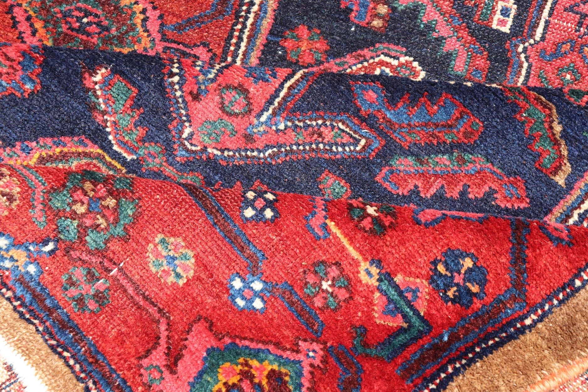 Antiker persischer Kamelhaar-Hamadan-Läufer mit tiefroten Medaillons 3'6 x 16'7 (20. Jahrhundert) im Angebot