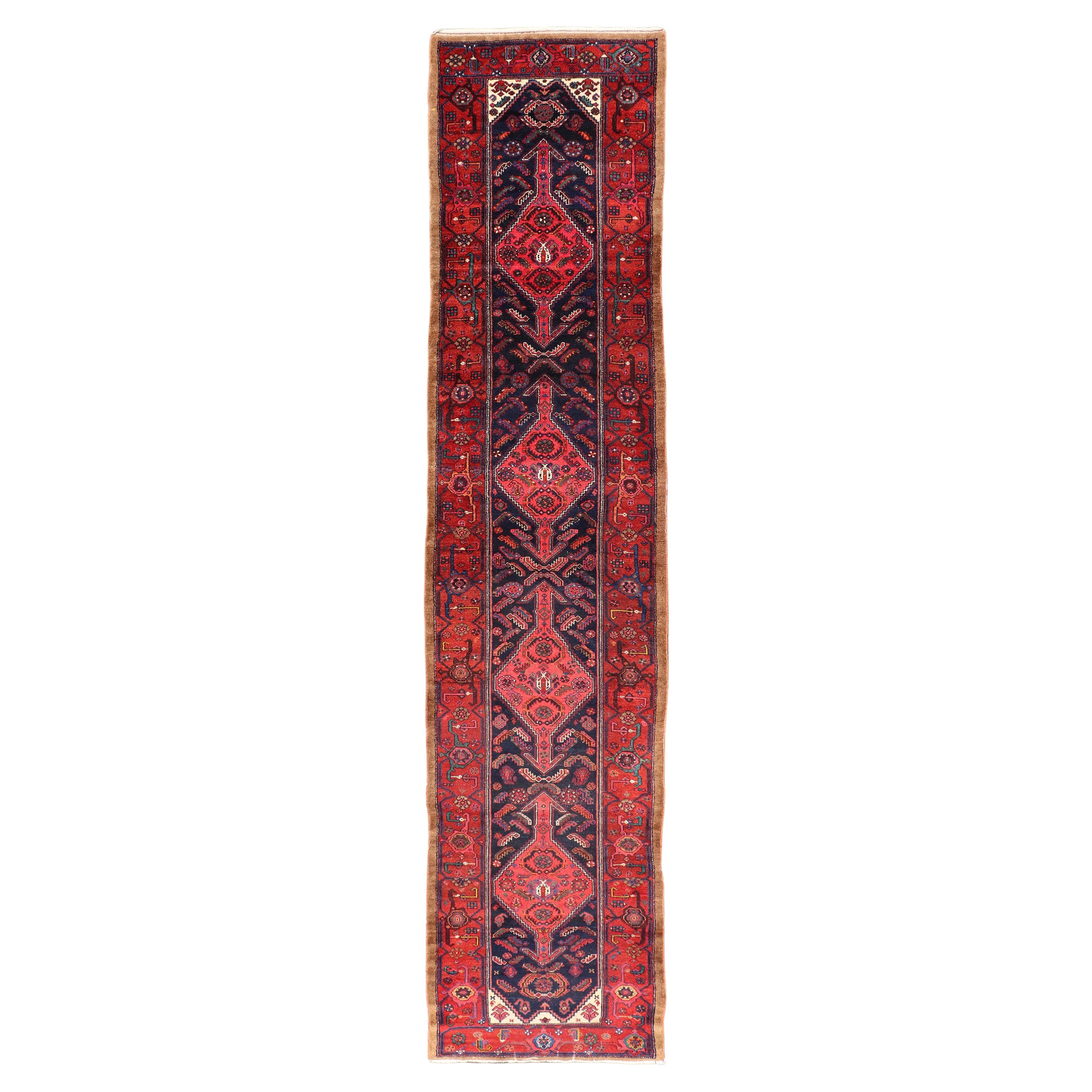 Antiker persischer Kamelhaar-Hamadan-Läufer mit tiefroten Medaillons 3'6 x 16'7 im Angebot