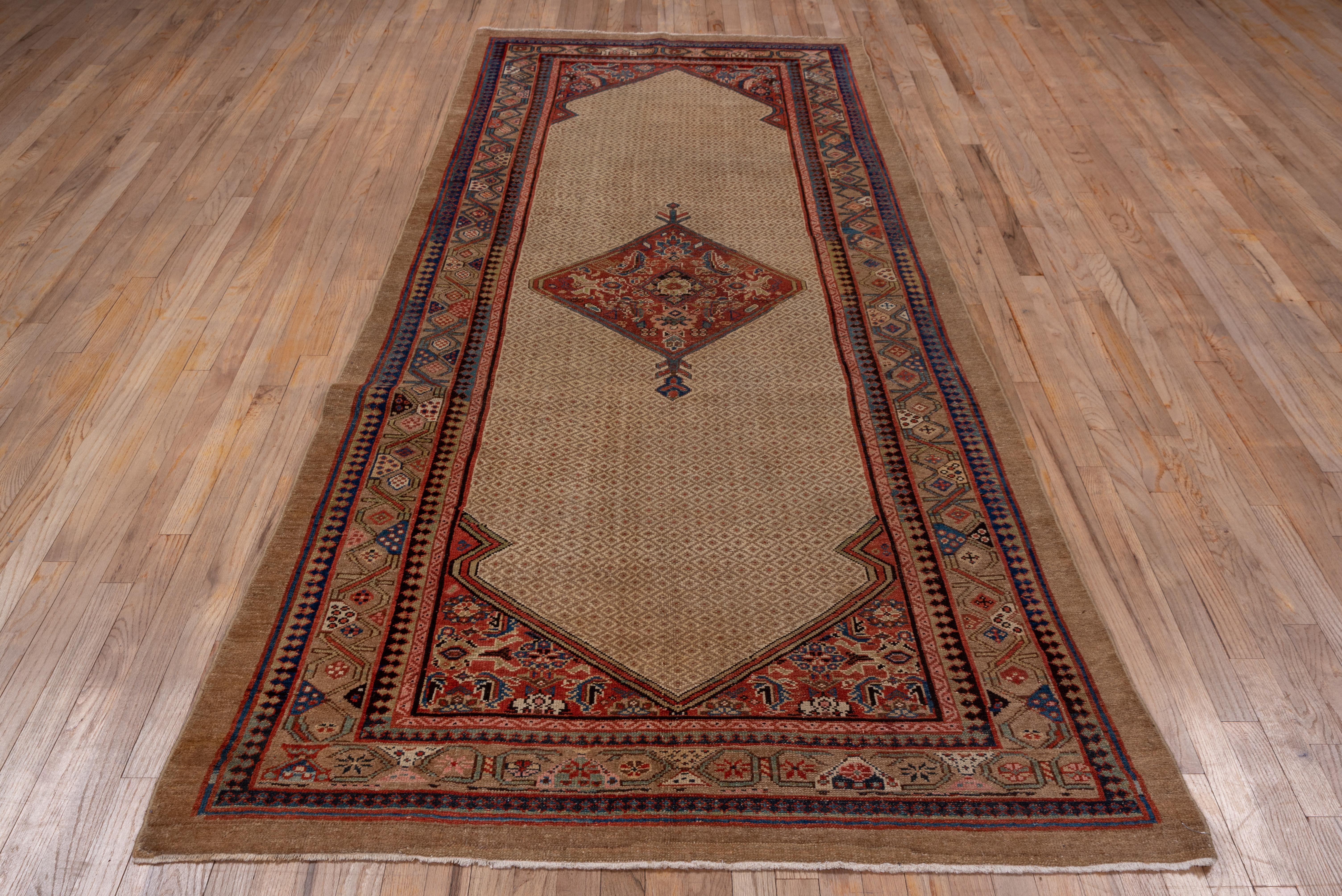 Antiker persischer langer Hamadan-Teppich aus Kamelienholz, um 1910 (Stammeskunst)