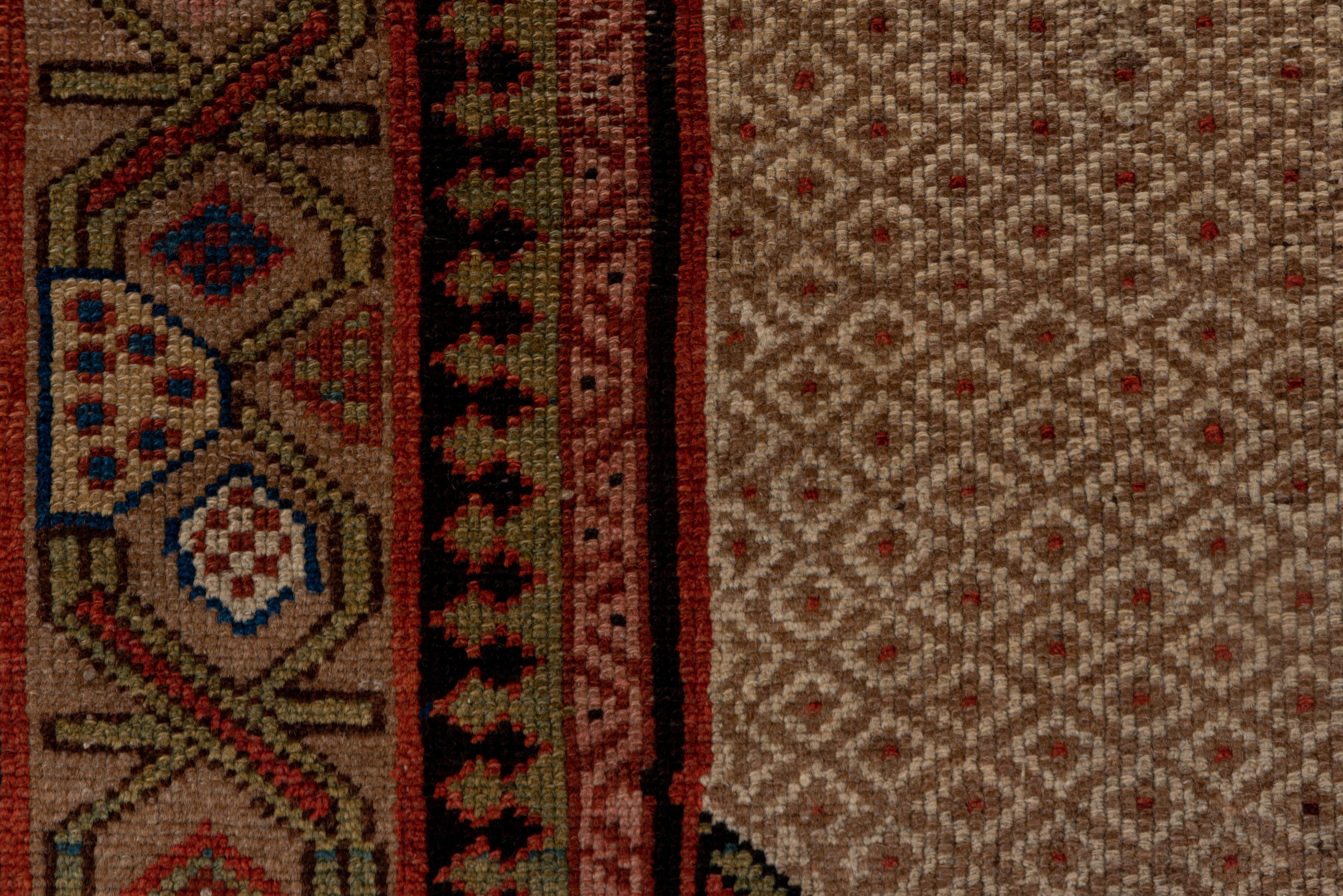 Noué à la main Long tapis persan ancien de type Hamadan camel, vers 1910