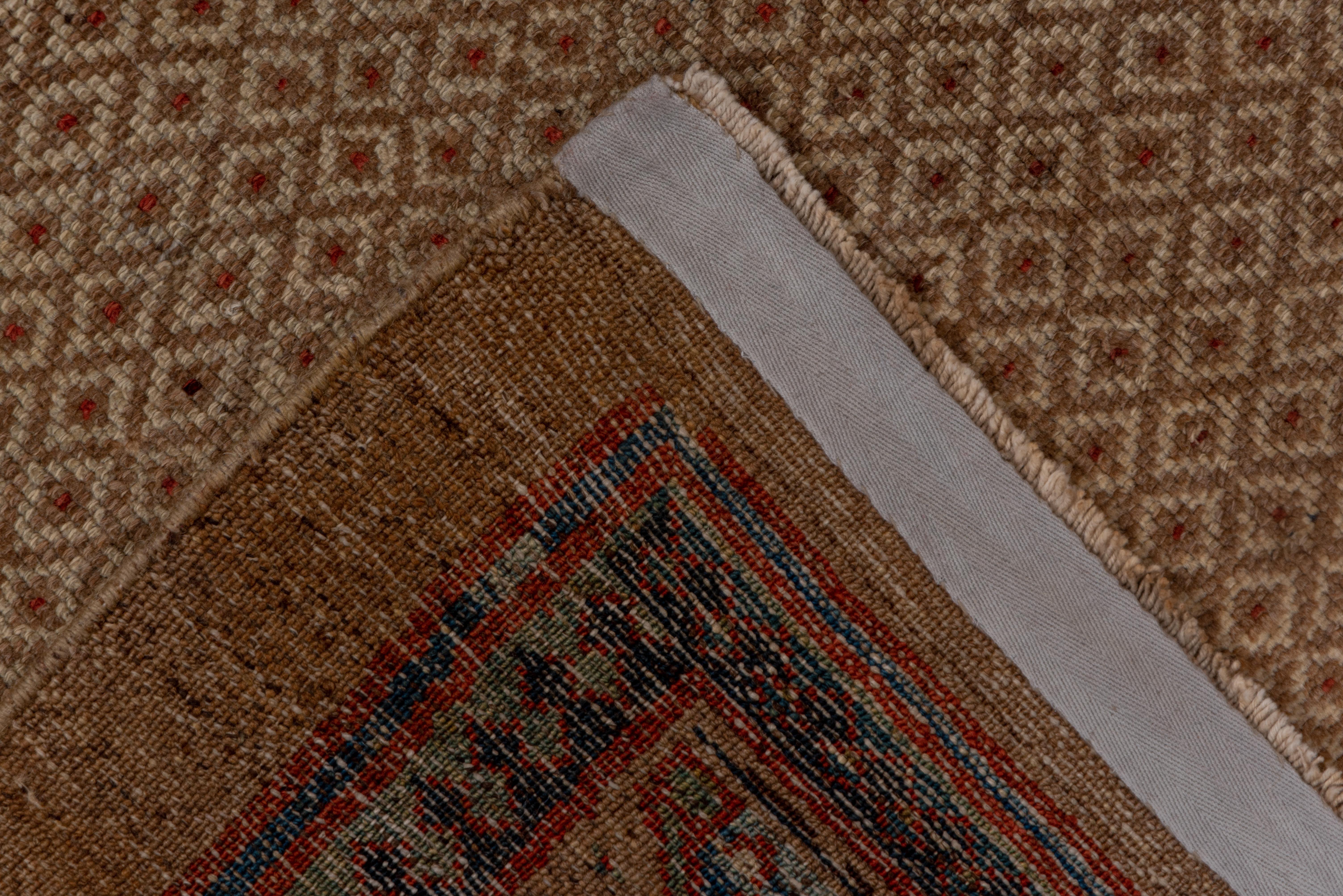 Antiker persischer langer Hamadan-Teppich aus Kamelienholz, um 1910 (Frühes 20. Jahrhundert)