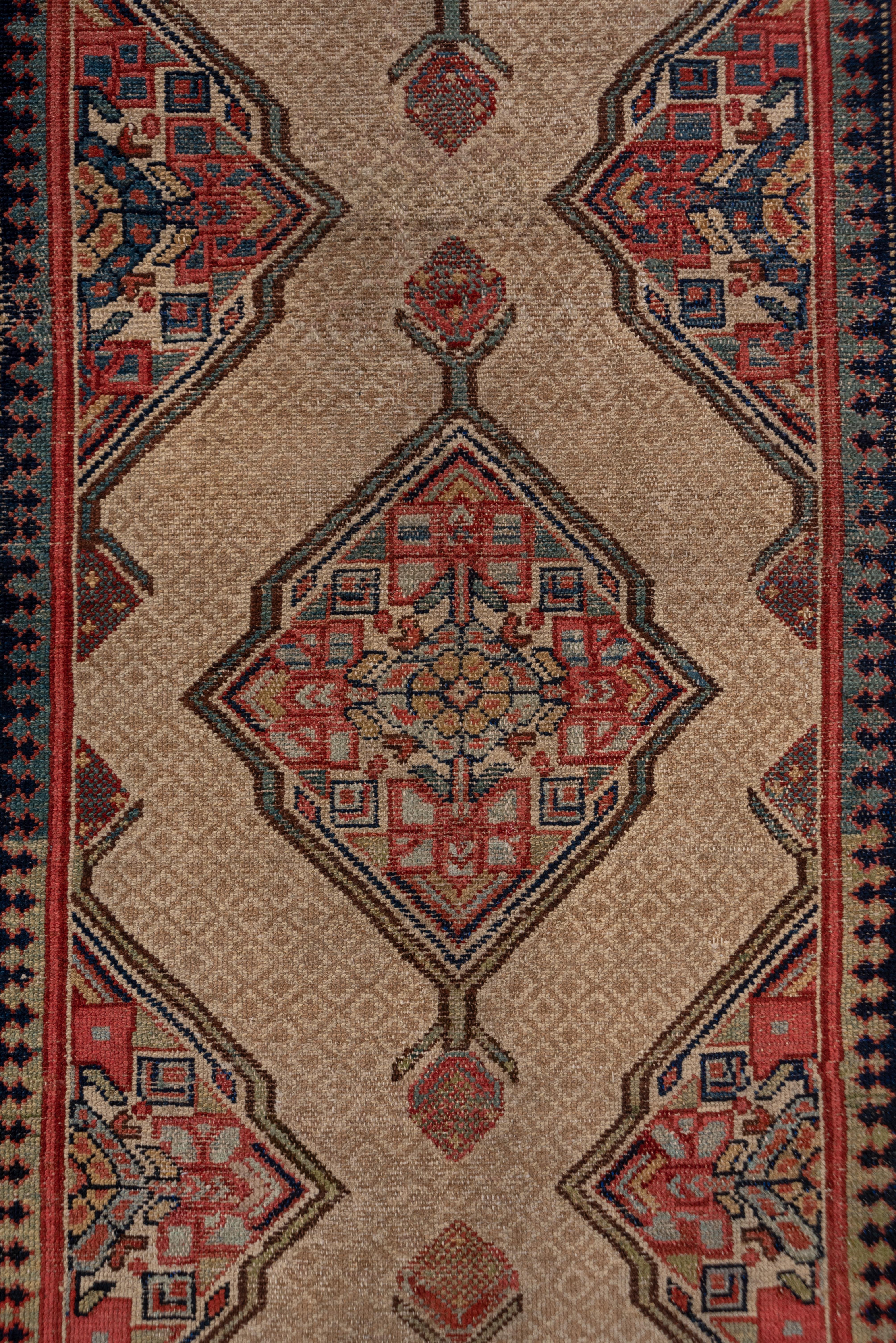 Noué à la main Long tapis de couloir persan ancien Hamadan en camel, bordures rouges, circa 1920 en vente
