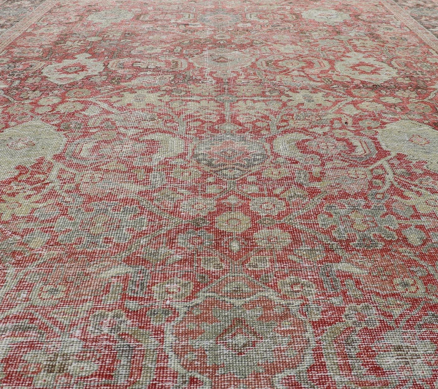 Ancien tapis persan coloré Mahal avec motifs floraux sur un terrain rouge en vente 2
