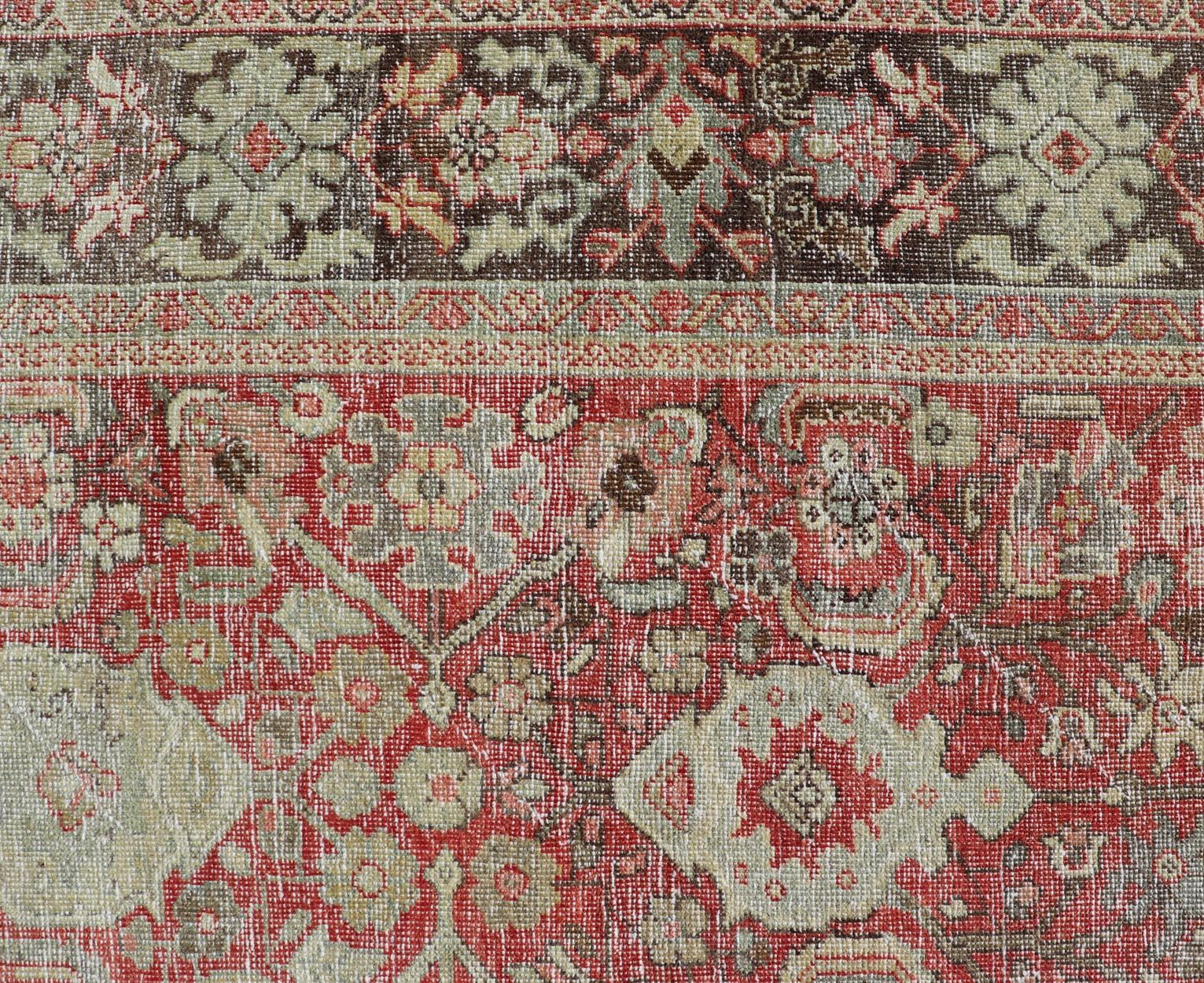 Mesures : 7'2 x 10'0 
Ancien tapis persan Mahal coloré à motifs floraux sur fond rouge. Keivan Woven Arts ; tapis EMB-22178-15030, pays d'origine / type : Iran / Mahal, circa 1930.

Ce tapis ancien persan Sultanabad Mahal de 1930, très coloré,