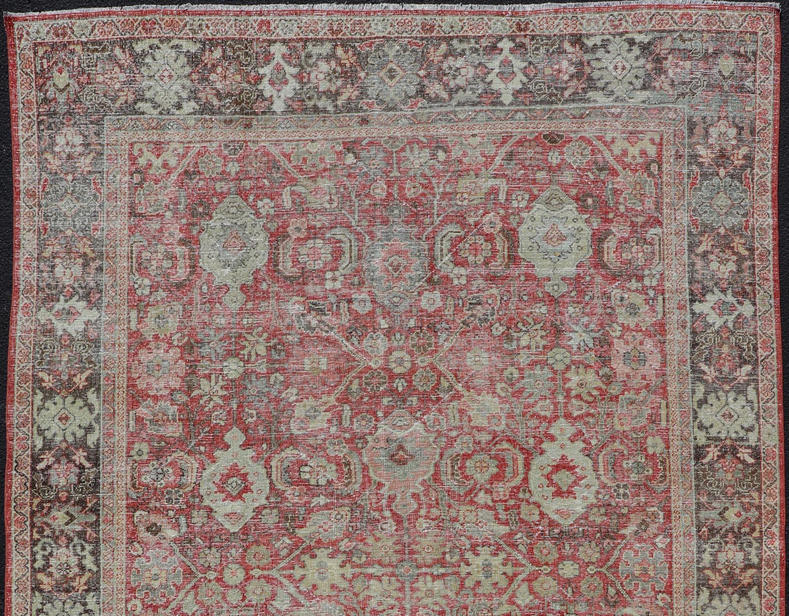 Noué à la main Ancien tapis persan coloré Mahal avec motifs floraux sur un terrain rouge en vente