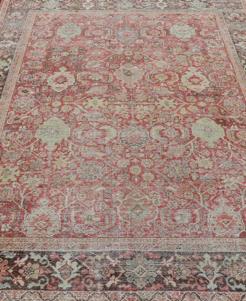 Ancien tapis persan coloré Mahal avec motifs floraux sur un terrain rouge en vente 1