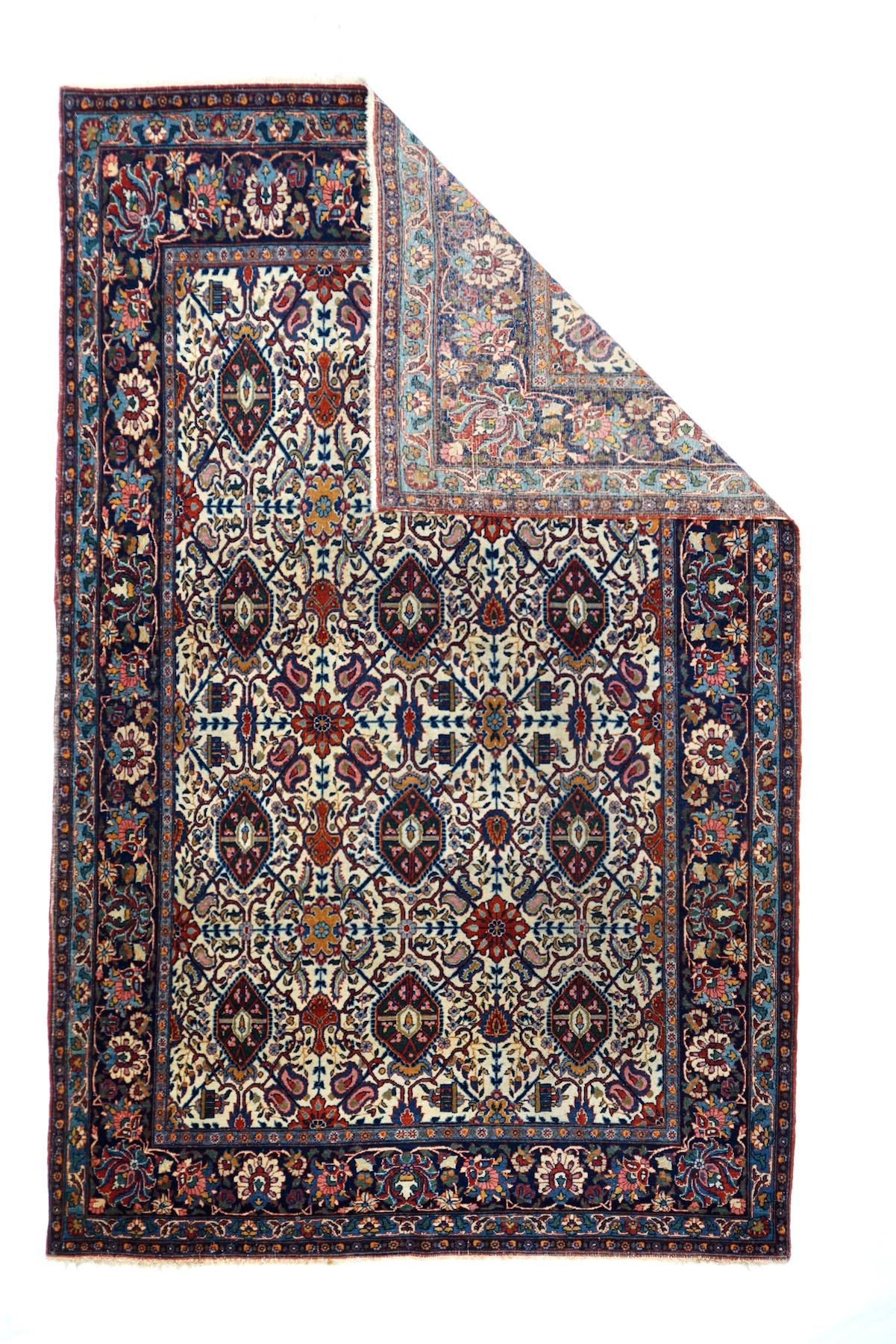 Antiker persischer Dabir Kashan Teppich 4'4'' x 6'10''. Dieser geschlitzte Wandteppich mit Schußfaden aus Wolle zeigt eine kurdische Version des beliebten Allover-Musters von Herati, bei dem dunkle, offene Halbdiamanten auf sandfarbenem Grund