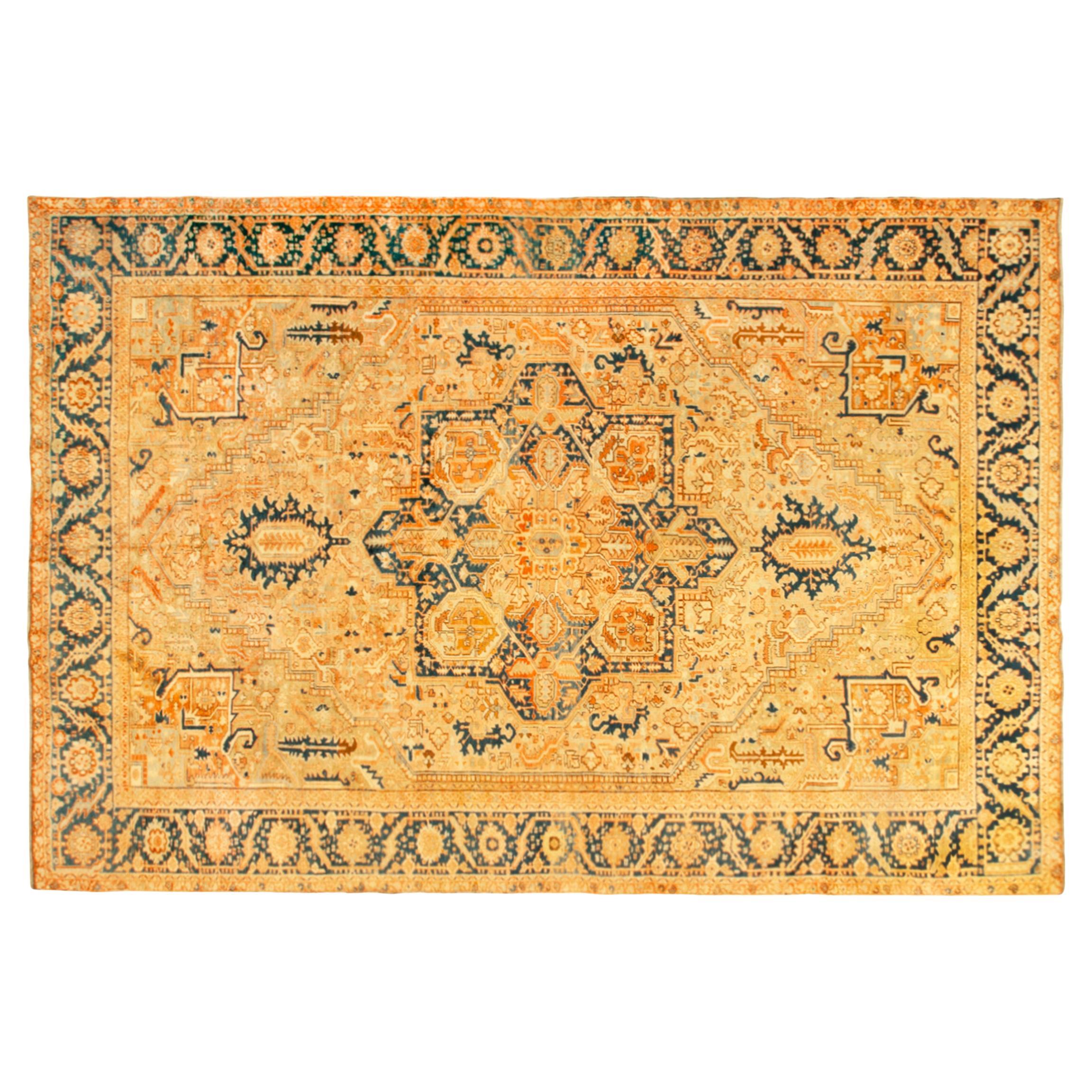 Antiker persischer dekorativer orientalischer Heriz-Teppich in Großformat 