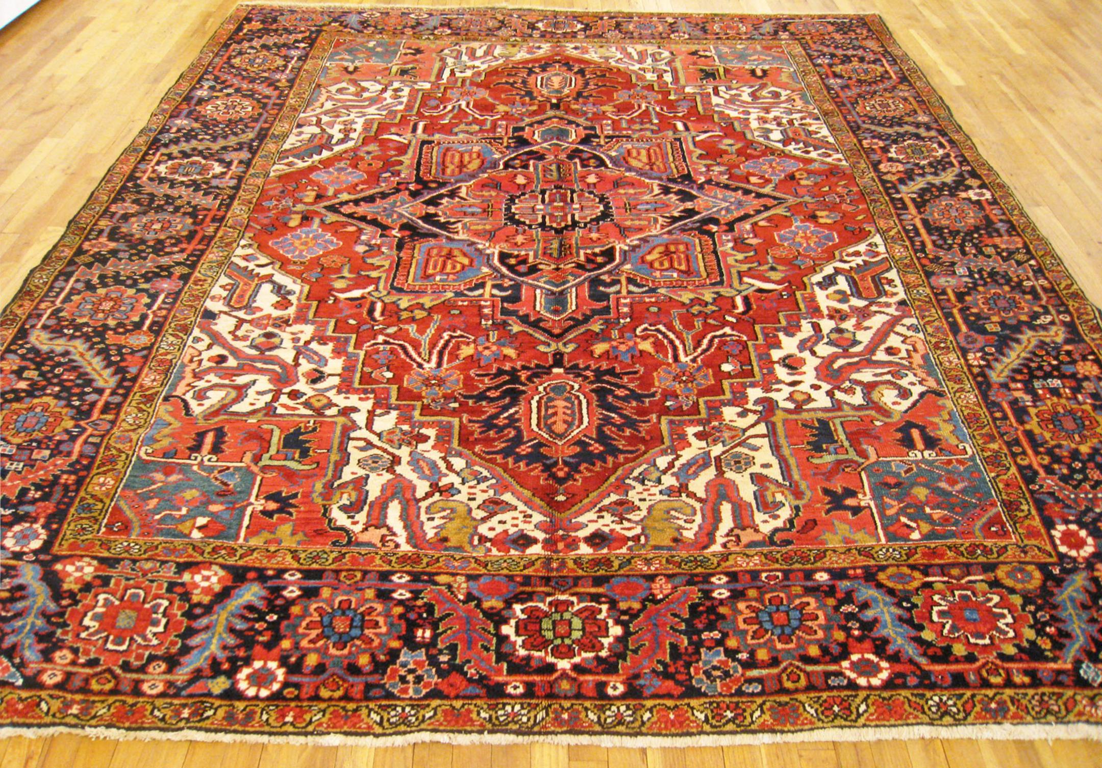 Antiker persischer dekorativer orientalischer Heriz-Teppich in Zimmergröße (Persisch) im Angebot