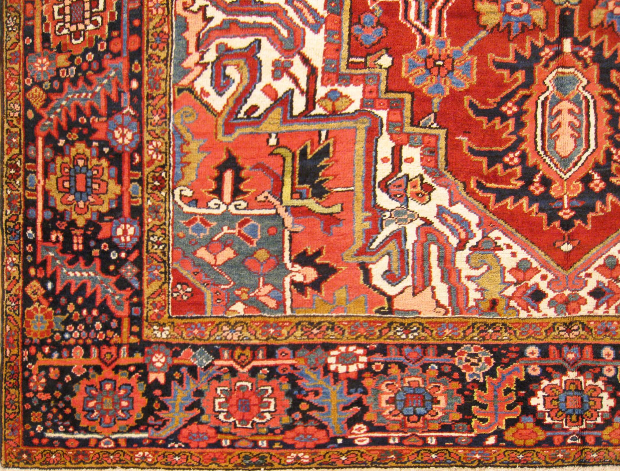 Antiker persischer dekorativer orientalischer Heriz-Teppich in Zimmergröße (Handgeknüpft) im Angebot