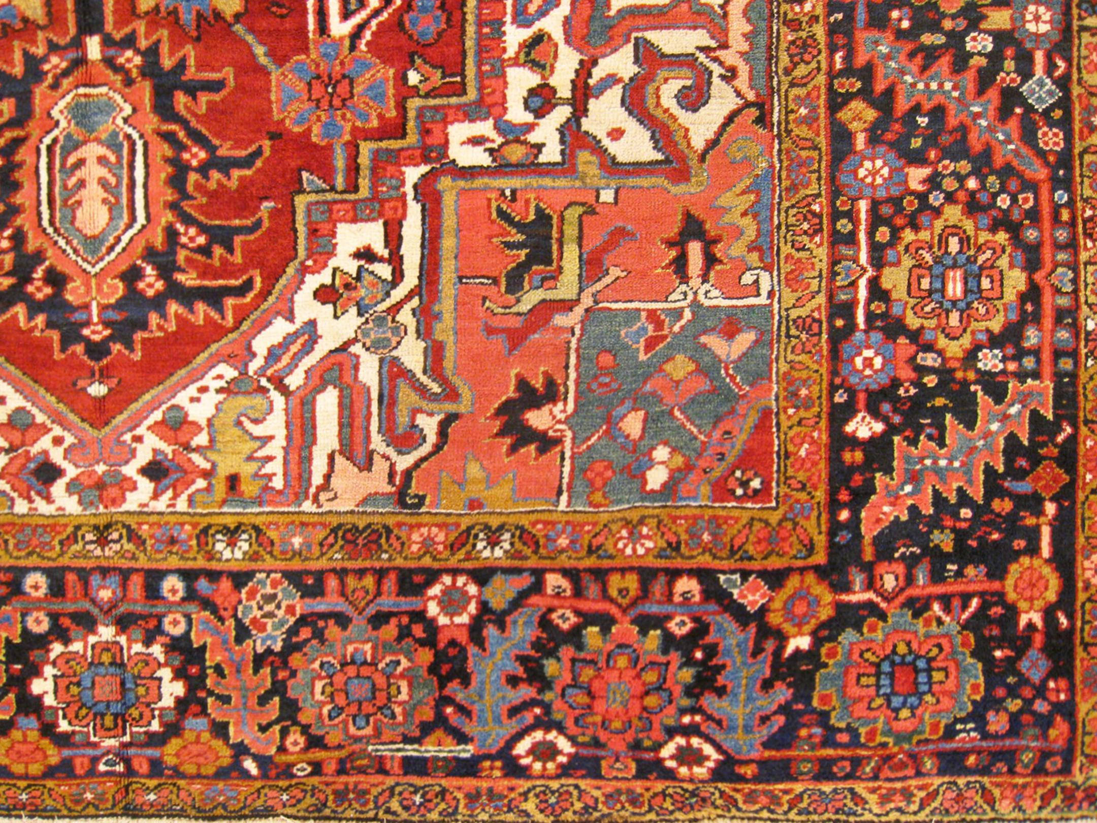 Antiker persischer dekorativer orientalischer Heriz-Teppich in Zimmergröße im Zustand „Gut“ im Angebot in New York, NY