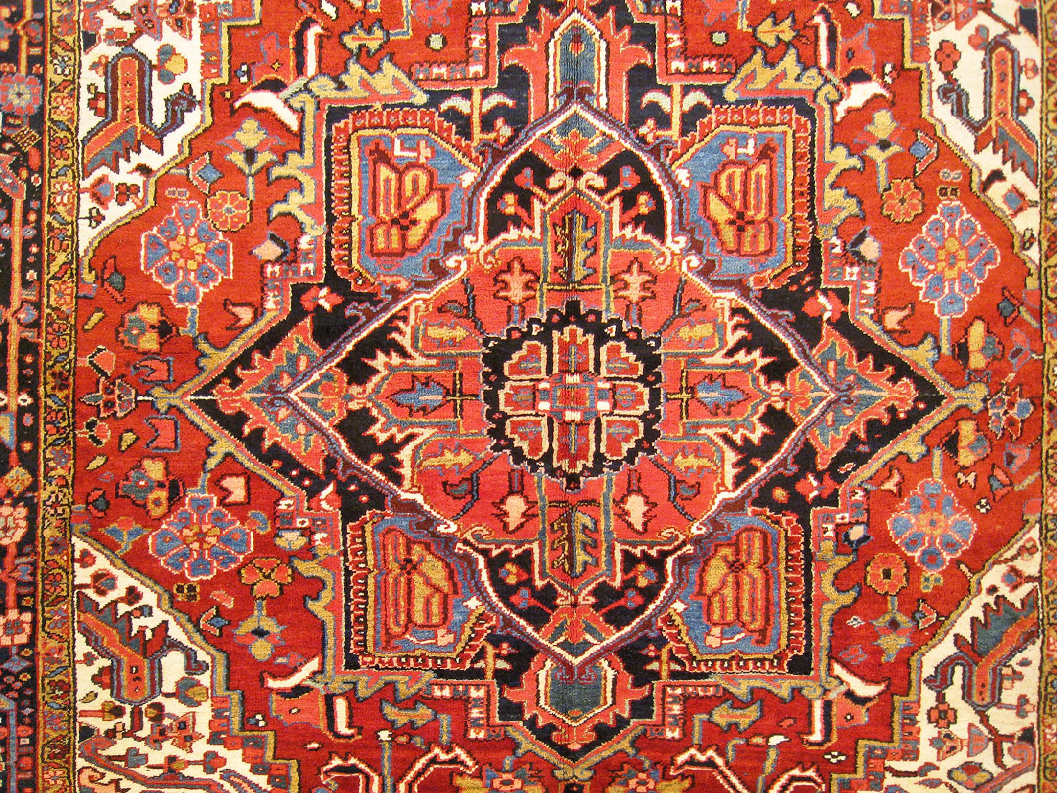 Antiker persischer dekorativer orientalischer Heriz-Teppich in Zimmergröße (Frühes 20. Jahrhundert) im Angebot