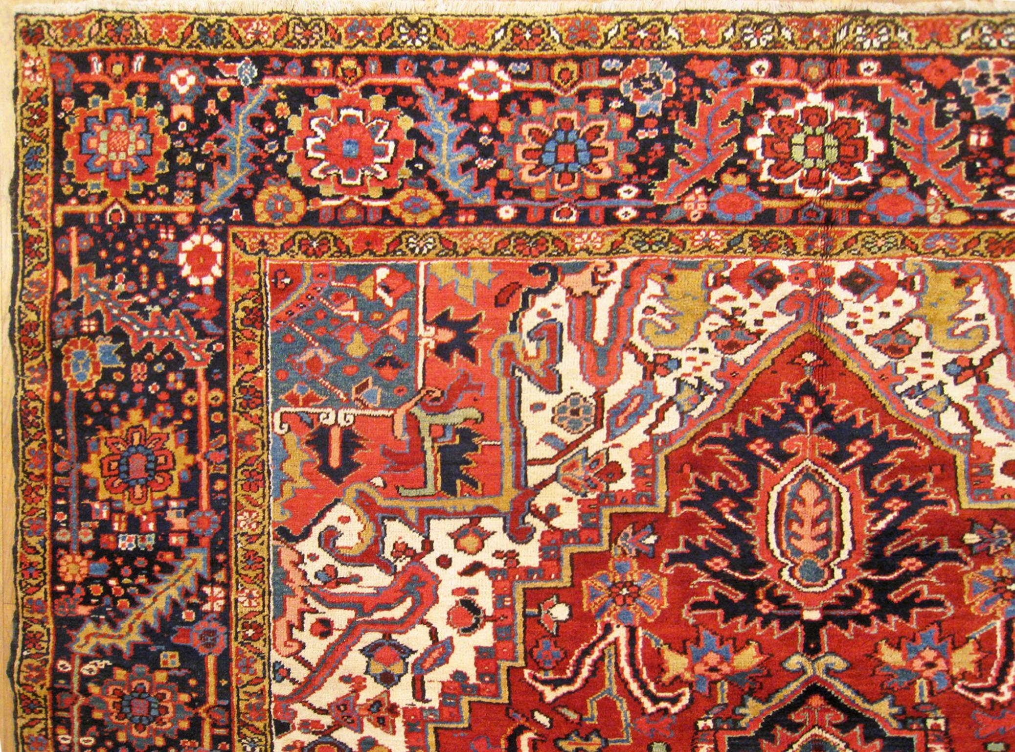Antiker persischer dekorativer orientalischer Heriz-Teppich in Zimmergröße (Wolle) im Angebot