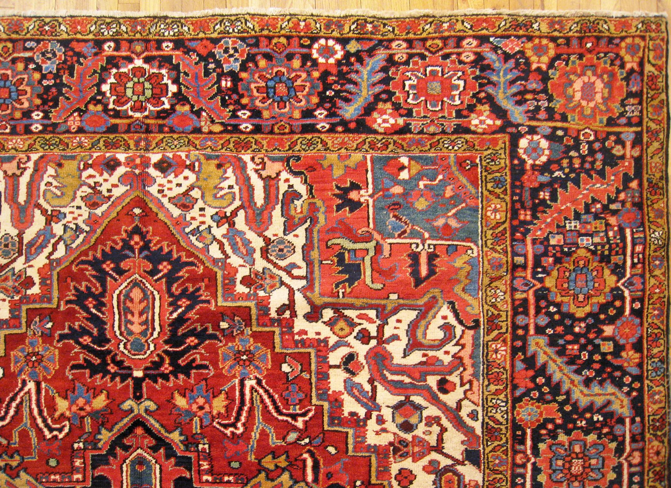 Antiker persischer dekorativer orientalischer Heriz-Teppich in Zimmergröße im Angebot 1