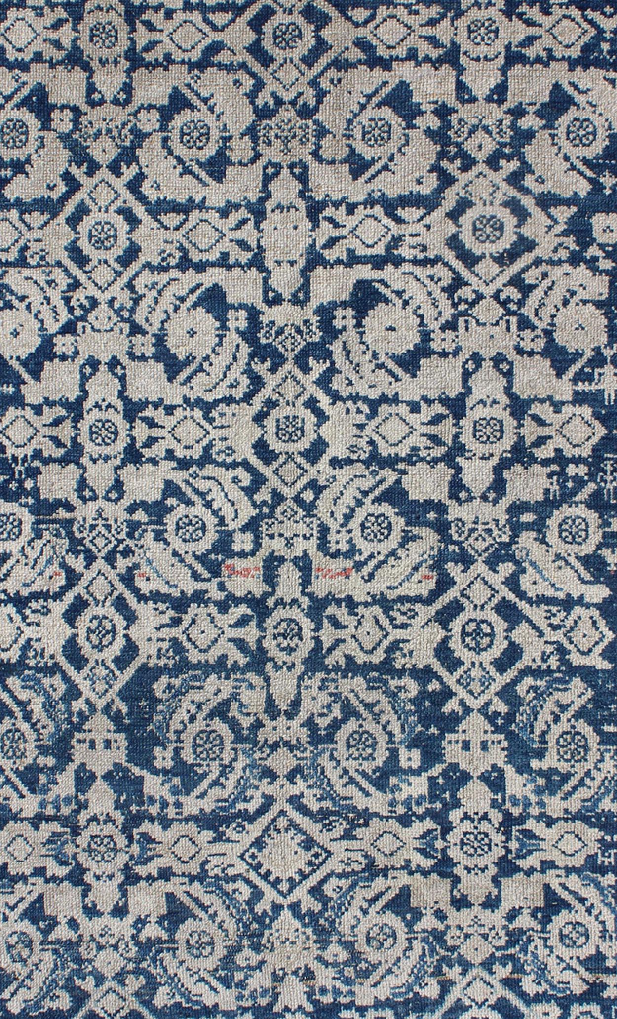 Noué à la main  Ancien tapis persan Malayer vieilli avec motif Herati sur toute sa surface en bleu marine en vente
