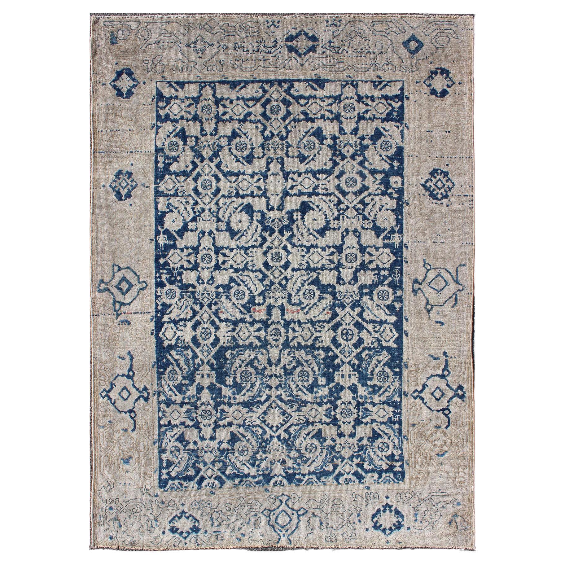  Ancien tapis persan Malayer vieilli avec motif Herati sur toute sa surface en bleu marine