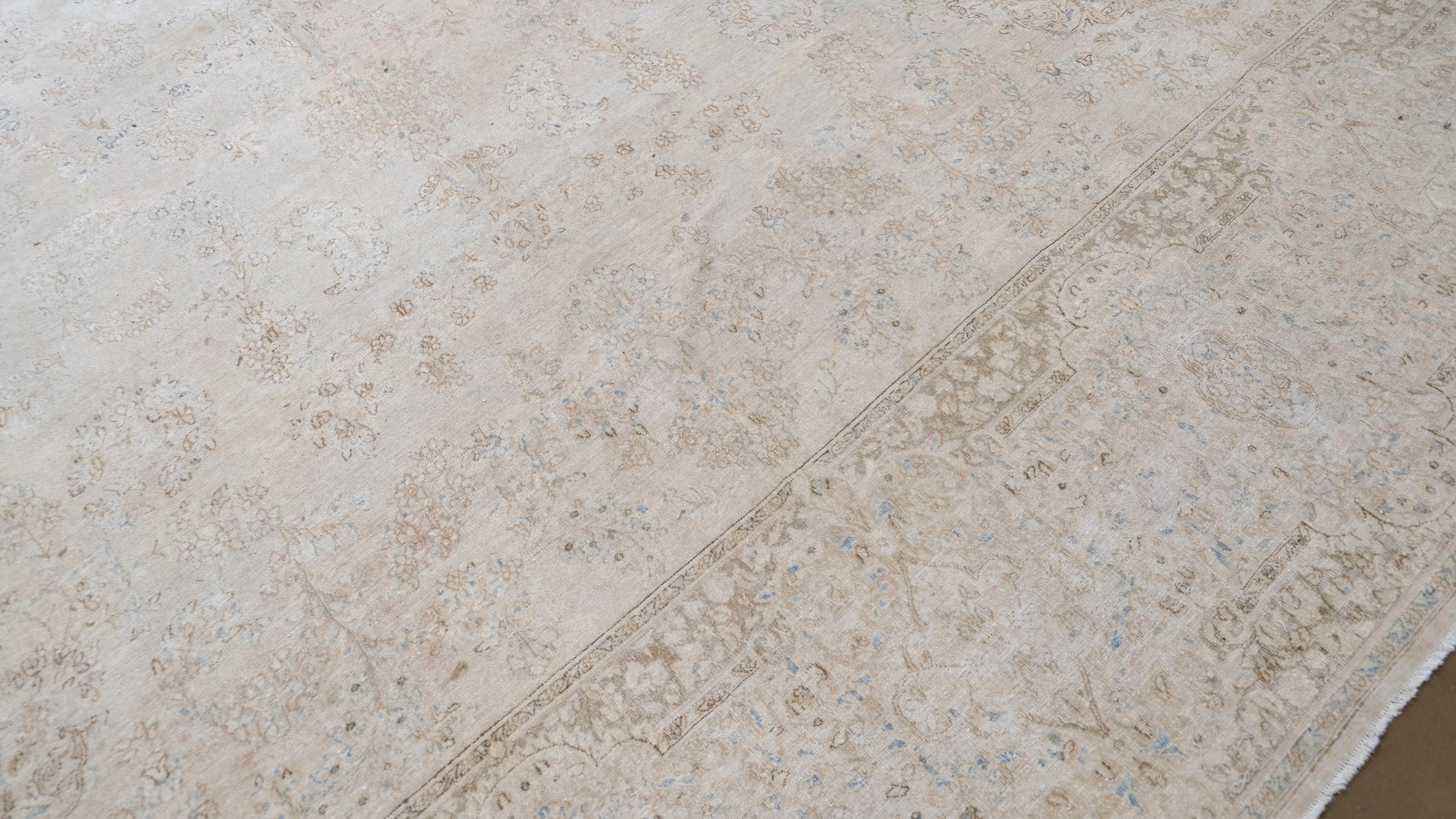 Vittoriano Tappeto antico Persiano Distressed Muted Neutral Palette Wool 11'7''x24'7'' in vendita