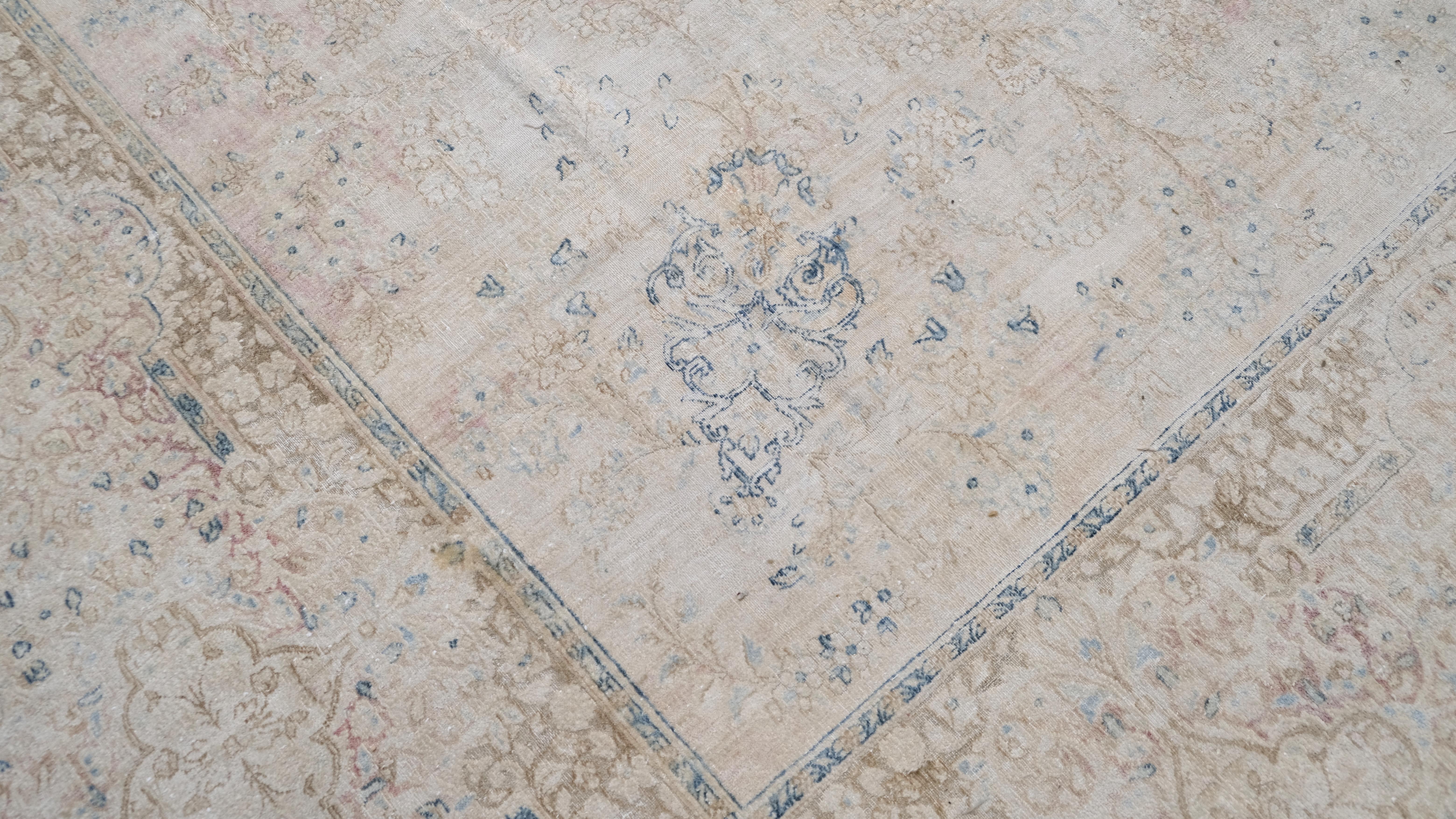 Annodato a mano Tappeto antico Persiano Distressed Muted Neutral Palette Wool 11'7''x24'7'' in vendita