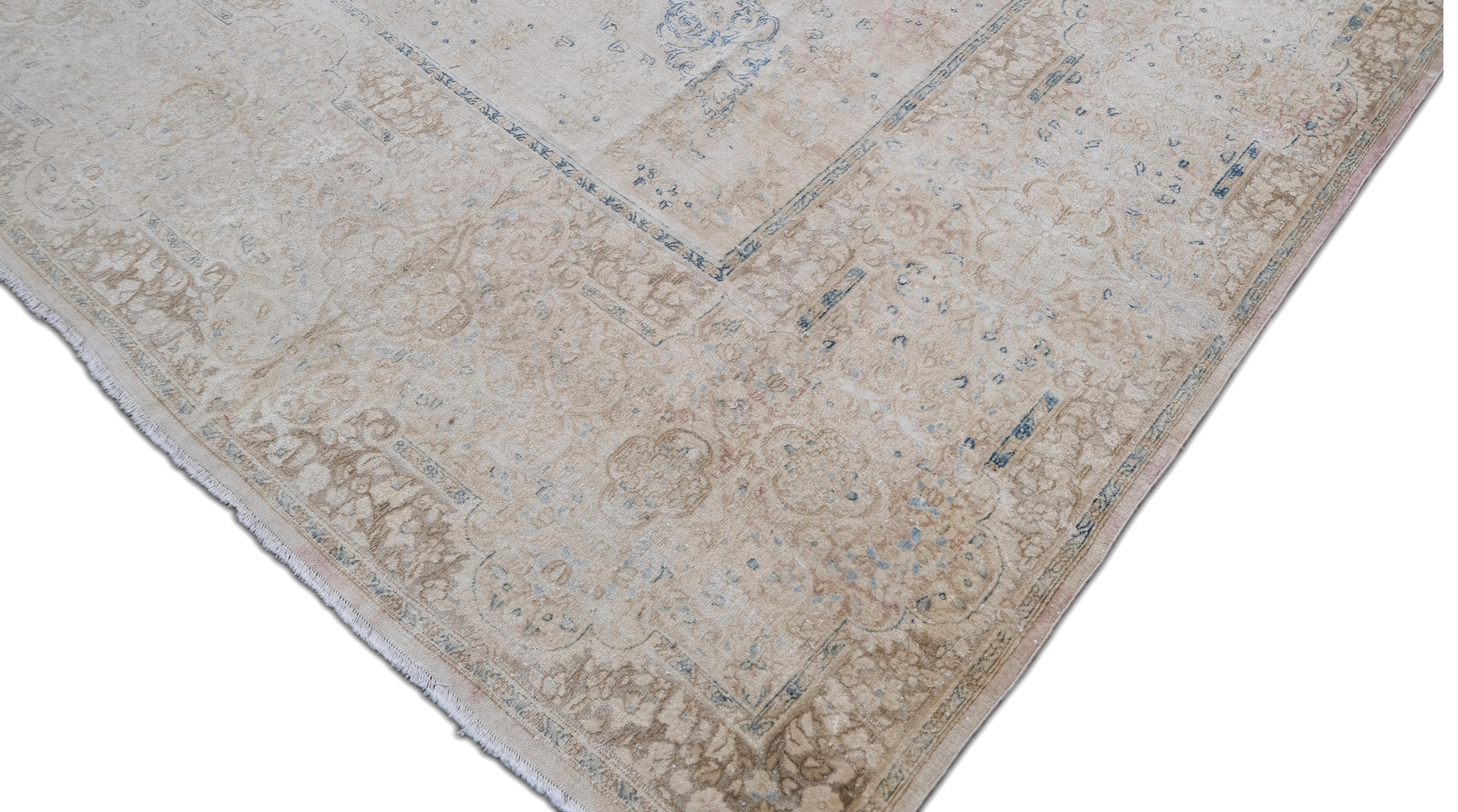 Tappeto antico Persiano Distressed Muted Neutral Palette Wool 11'7''x24'7'' In condizioni buone in vendita a Torrance, CA