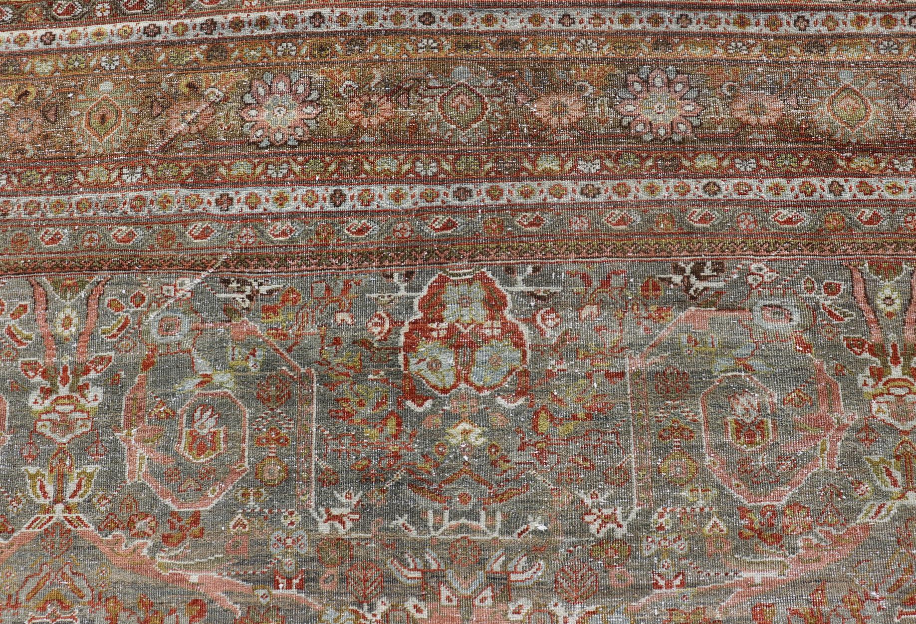 Ancien tapis persan vieilli Sultanabad à fond gris, bleu, vert, rouge en vente 9