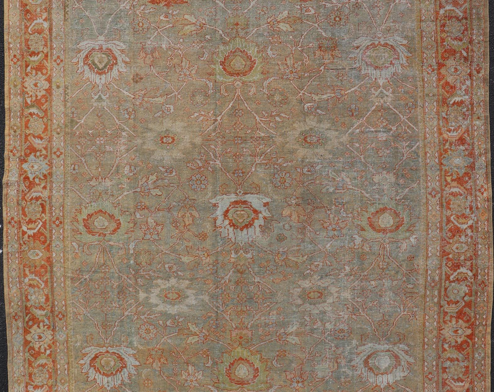 Antiker persischer Distressed Sultanabad Teppich in Hellgrün, Lt. Blau, Grün, Rot, Rot im Angebot 3