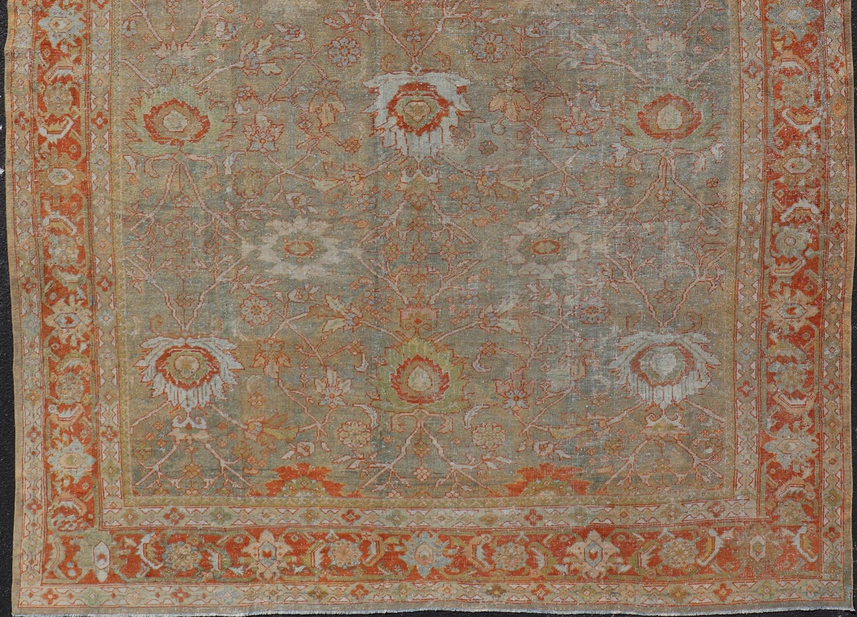 Antiker persischer Distressed Sultanabad Teppich in Hellgrün, Lt. Blau, Grün, Rot, Rot im Angebot 4