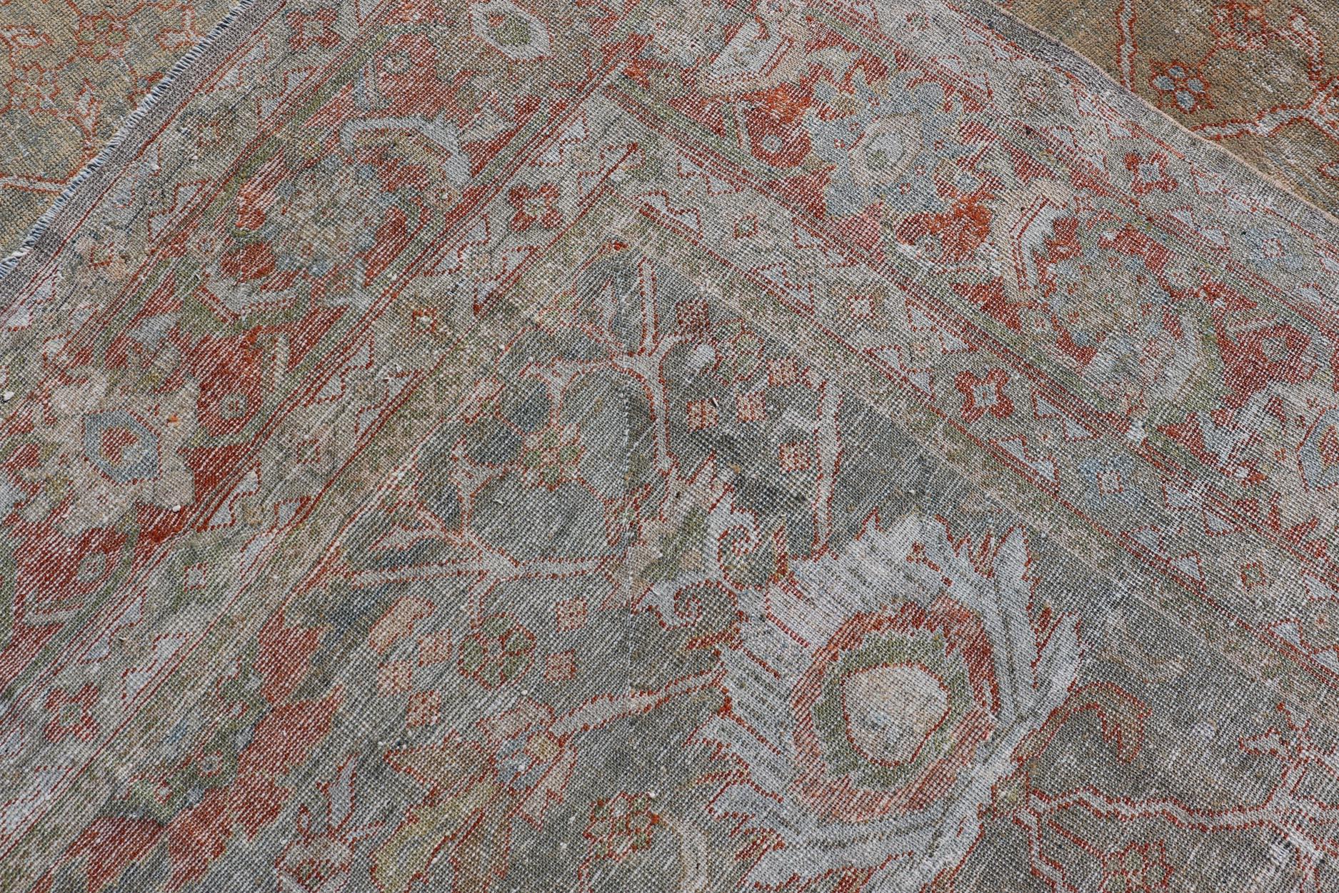 Antiker persischer Distressed Sultanabad Teppich in Hellgrün, Lt. Blau, Grün, Rot, Rot im Angebot 5
