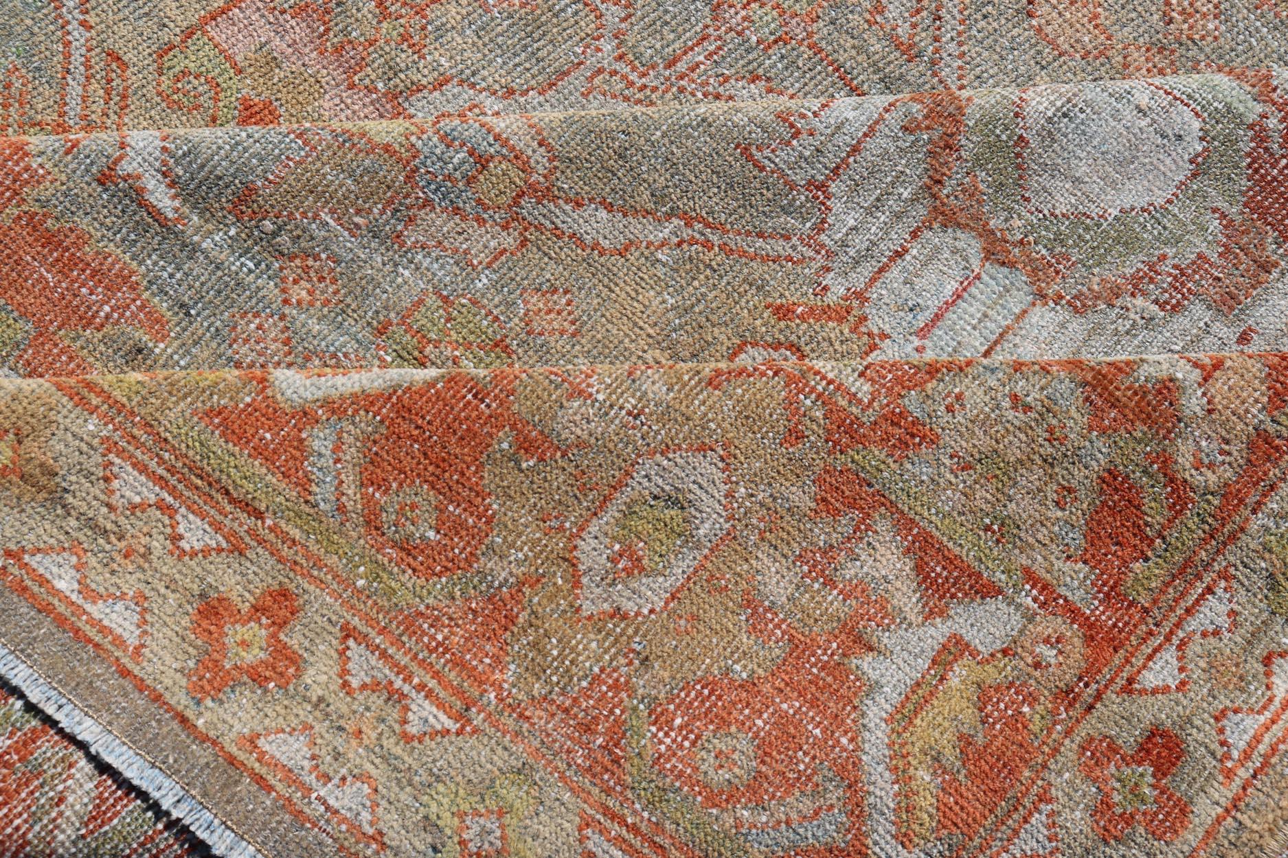 Antiker persischer Distressed Sultanabad Teppich in Hellgrün, Lt. Blau, Grün, Rot, Rot im Angebot 6
