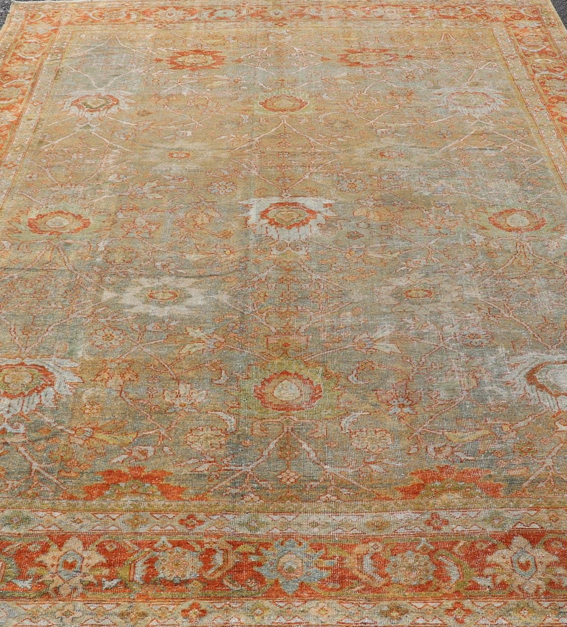 Antiker persischer Distressed Sultanabad Teppich in Hellgrün, Lt. Blau, Grün, Rot, Rot im Angebot 7