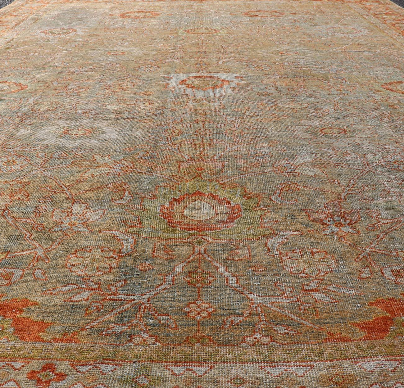 Antiker persischer Distressed Sultanabad Teppich in Hellgrün, Lt. Blau, Grün, Rot. Keivan Woven Arts / Teppich W22-0406-15480, Herkunftsland / Art: Iran / Sultanabad, um 1900. 
Maße: 8'8 x 12'2 
Dieser wunderschöne, antike persische