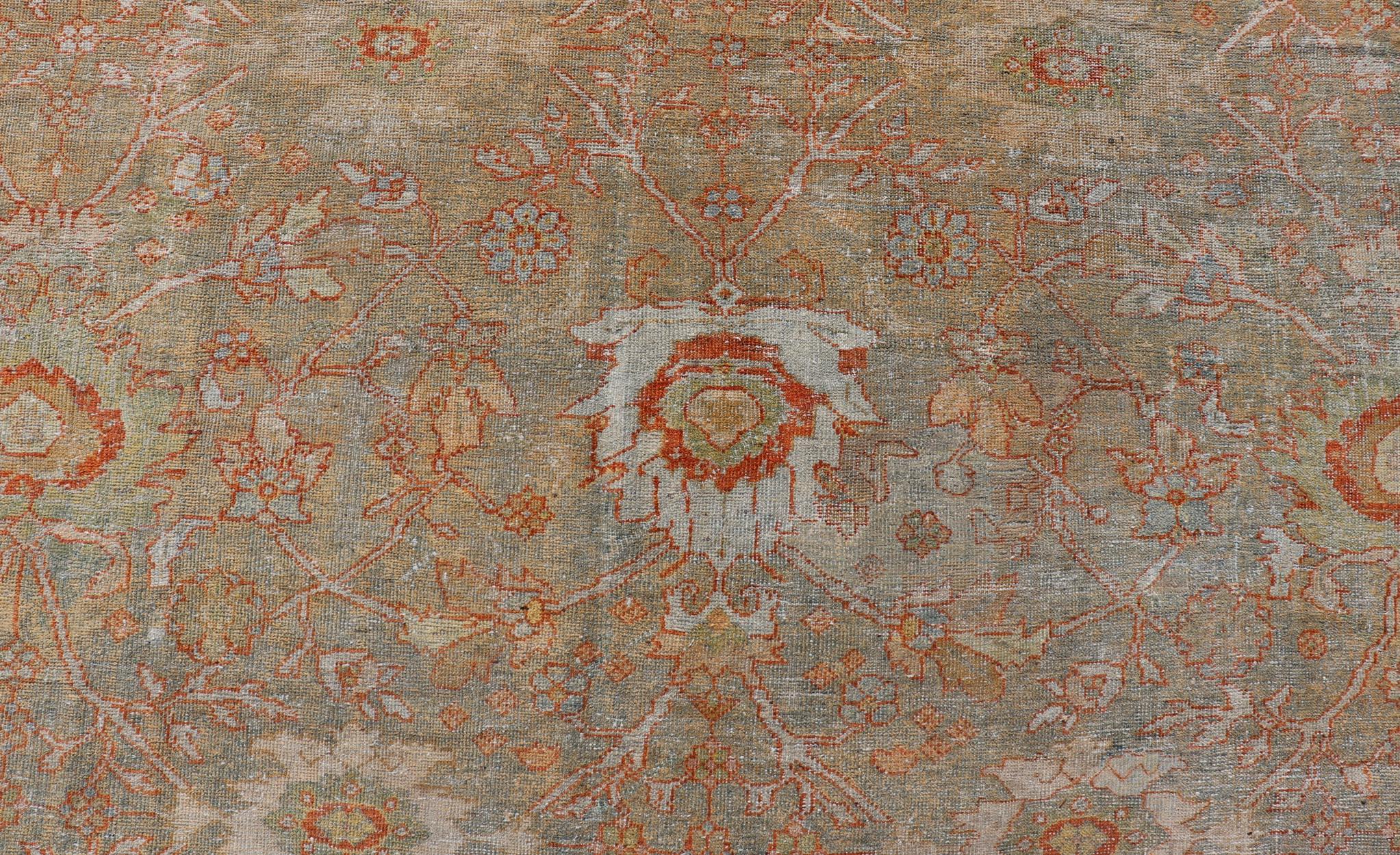 Antiker persischer Distressed Sultanabad Teppich in Hellgrün, Lt. Blau, Grün, Rot, Rot (Persisch) im Angebot