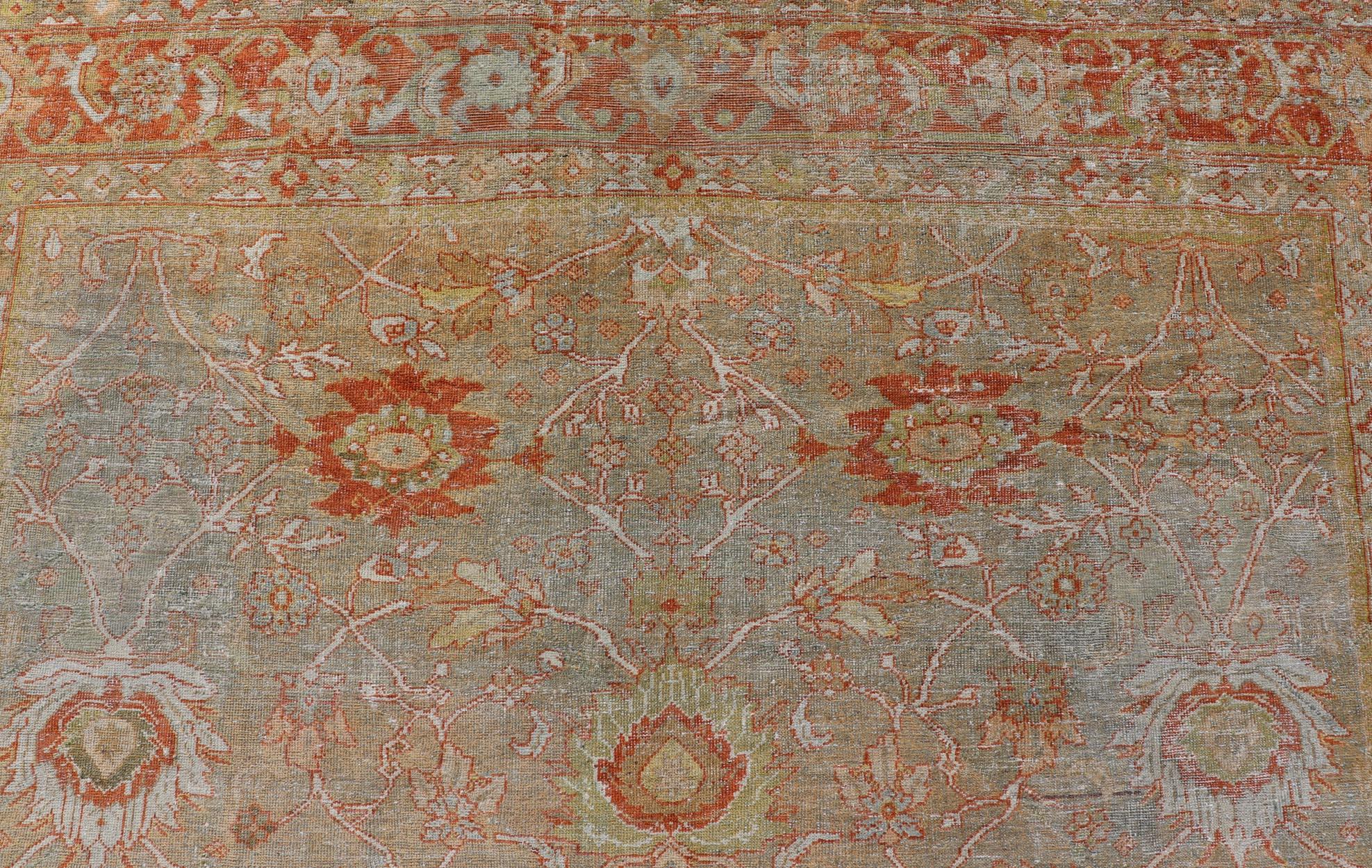 Antiker persischer Distressed Sultanabad Teppich in Hellgrün, Lt. Blau, Grün, Rot, Rot (Handgeknüpft) im Angebot