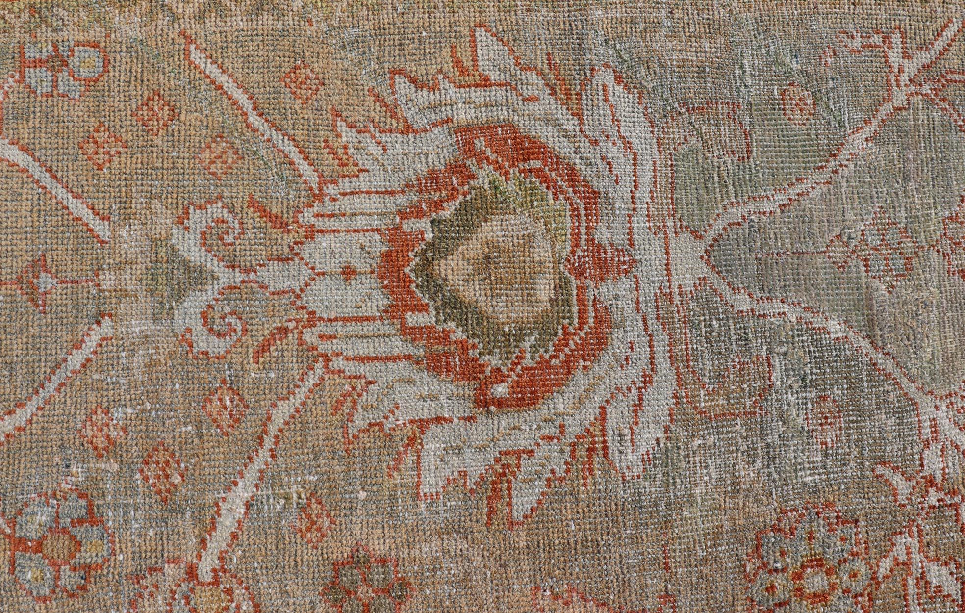 Antiker persischer Distressed Sultanabad Teppich in Hellgrün, Lt. Blau, Grün, Rot, Rot im Zustand „Gut“ im Angebot in Atlanta, GA