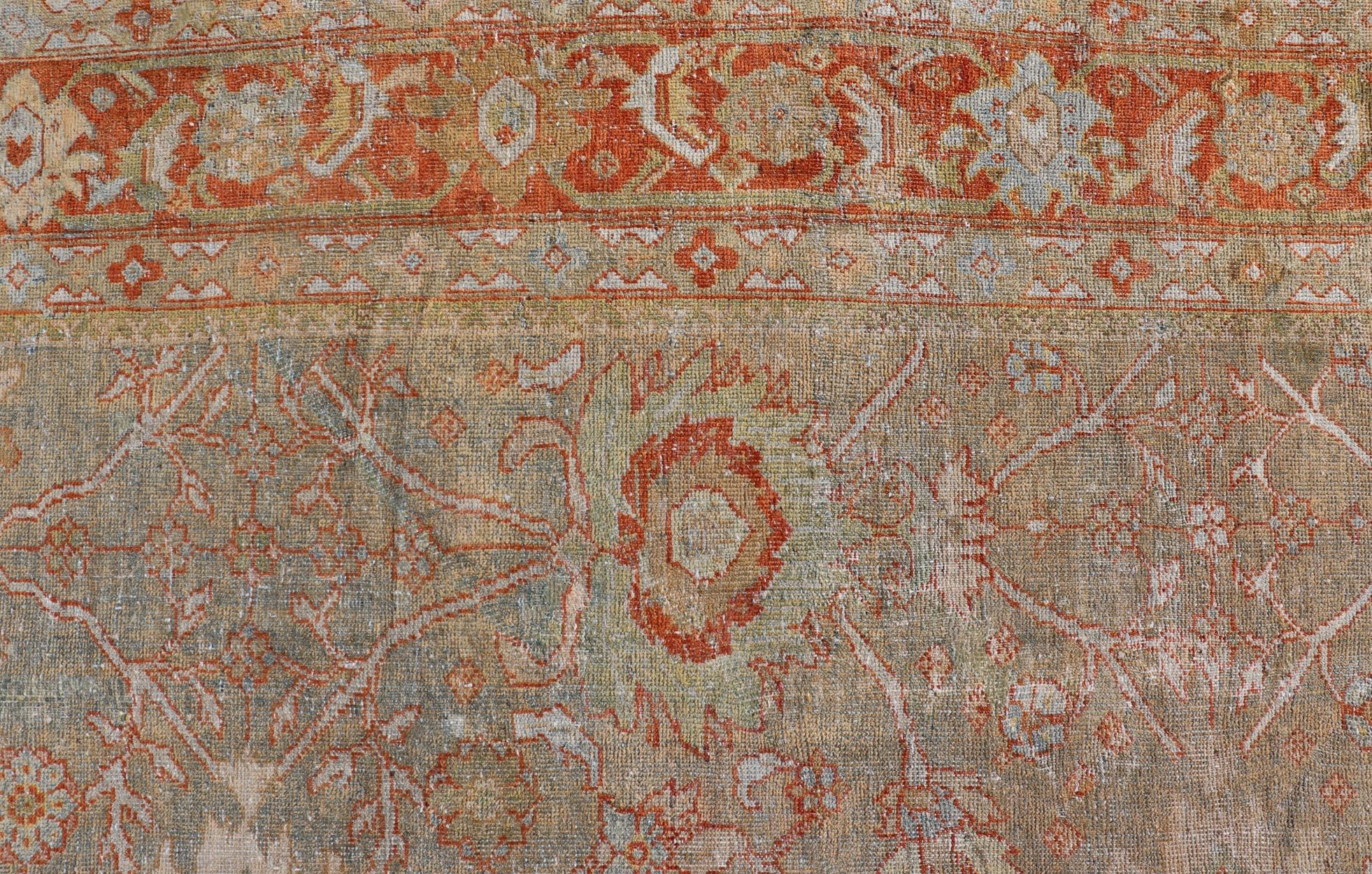 Antiker persischer Distressed Sultanabad Teppich in Hellgrün, Lt. Blau, Grün, Rot, Rot (20. Jahrhundert) im Angebot