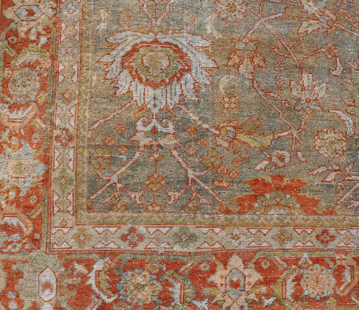 Antiker persischer Distressed Sultanabad Teppich in Hellgrün, Lt. Blau, Grün, Rot, Rot (Wolle) im Angebot